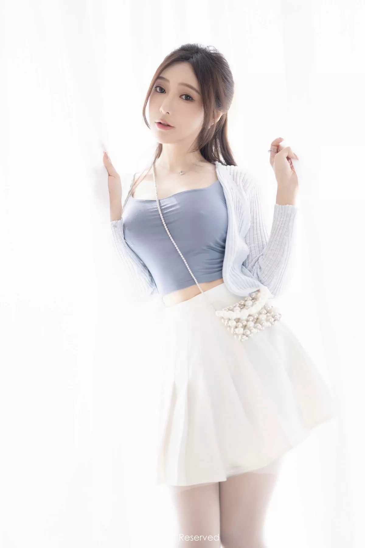 [[XiuRen秀人网]秀人网]No.7515_女神王馨瑶yanni性感浅色服饰配短裙露白丝吊袜秀美腿诱惑写真82P