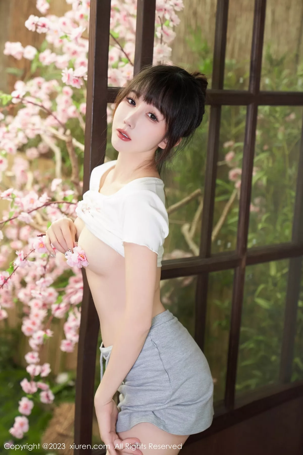 [[XiuRen秀人网]秀人网]No.7519_模特波巧酱性感白色短T配灰色短裙露超薄肉丝秀美腿诱惑写真88P