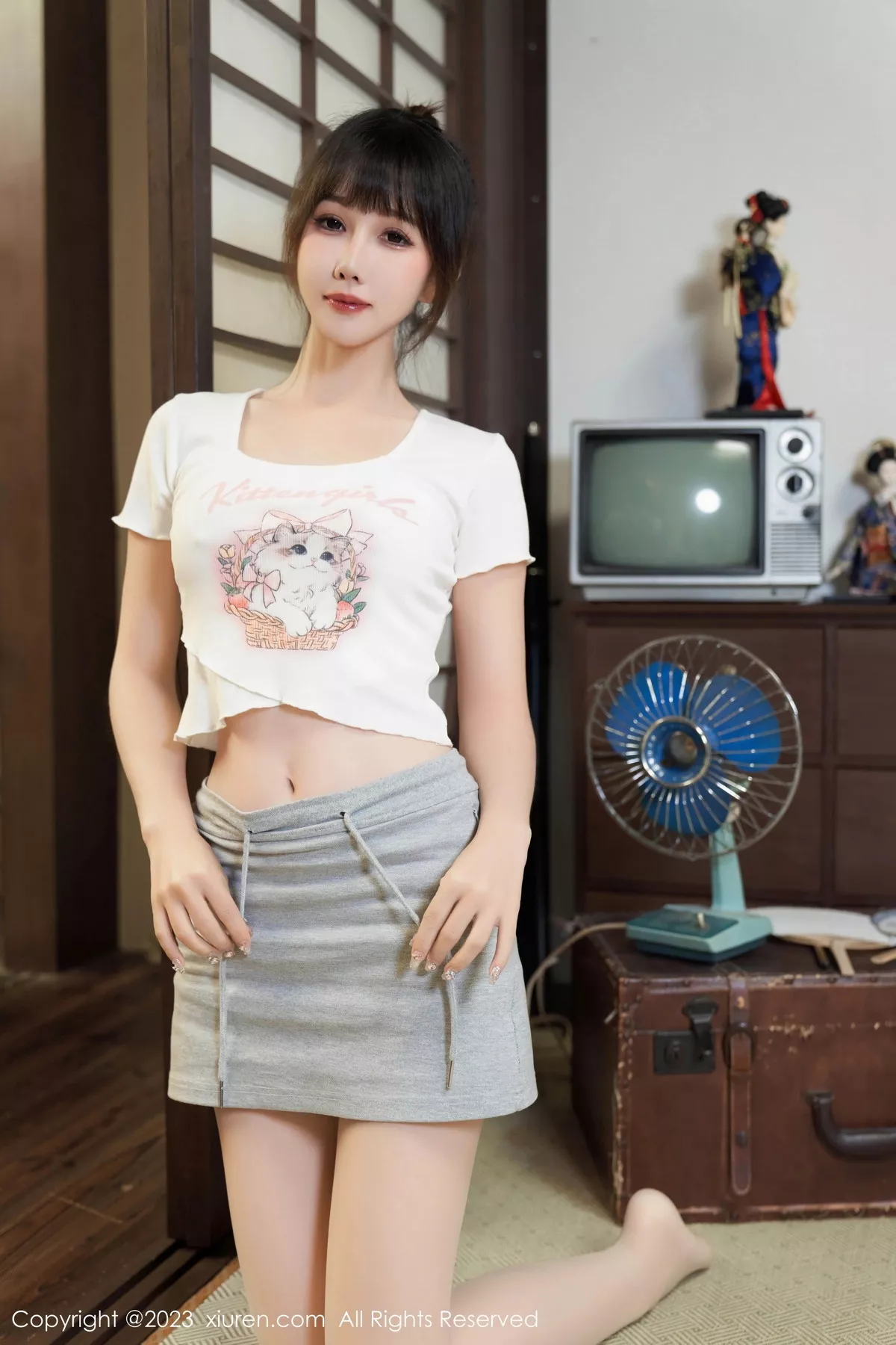 [[XiuRen秀人网]秀人网]No.7519_模特波巧酱性感白色短T配灰色短裙露超薄肉丝秀美腿诱惑写真88P