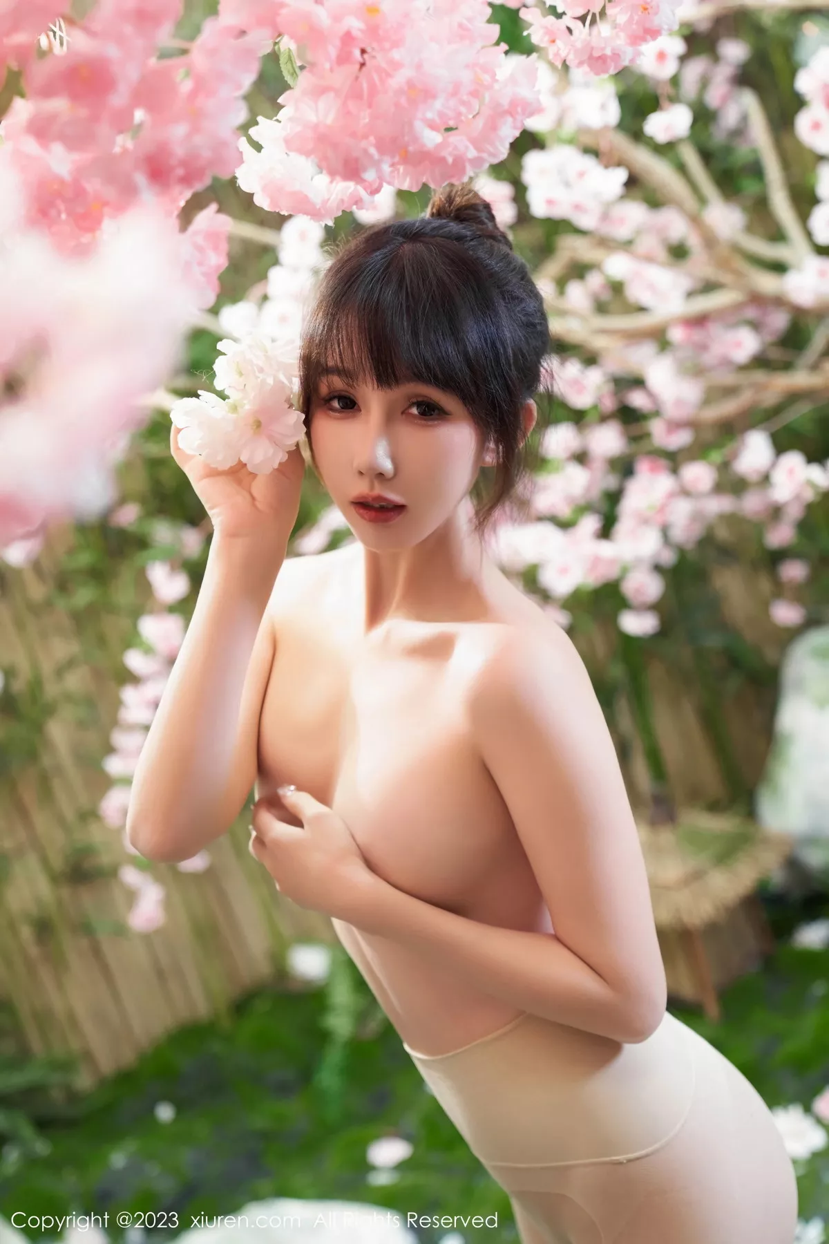 [[XiuRen秀人网]秀人网]No.7519_模特波巧酱性感白色短T配灰色短裙露超薄肉丝秀美腿诱惑写真88P