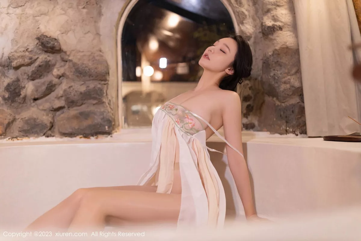 [[XiuRen秀人网]秀人网]No.7520_模特安然anran白色轻透薄纱服饰配原色丝袜秀惹火身材诱惑写真79P