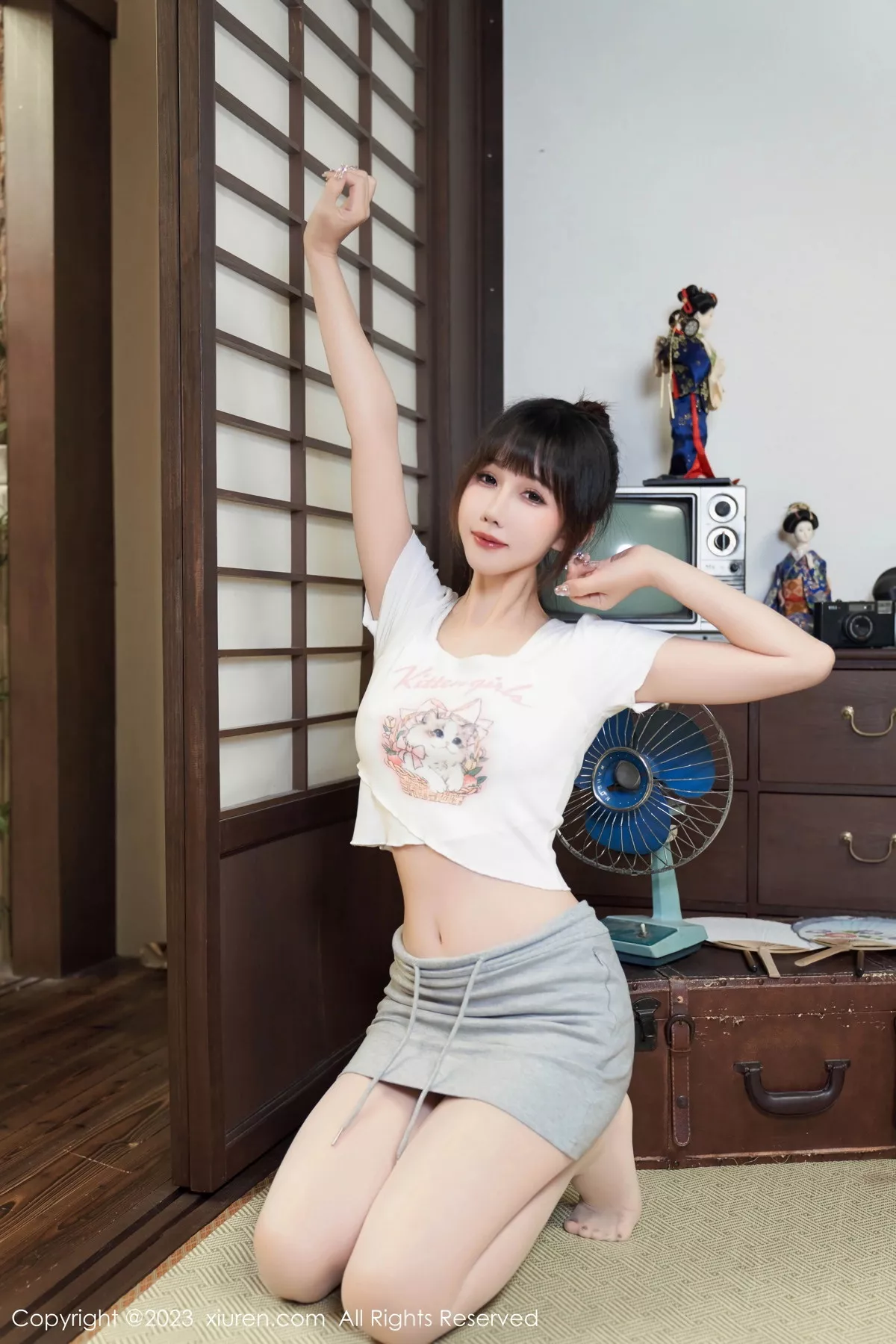 [[XiuRen秀人网]秀人网]No.7519_模特波巧酱性感白色短T配灰色短裙露超薄肉丝秀美腿诱惑写真88P