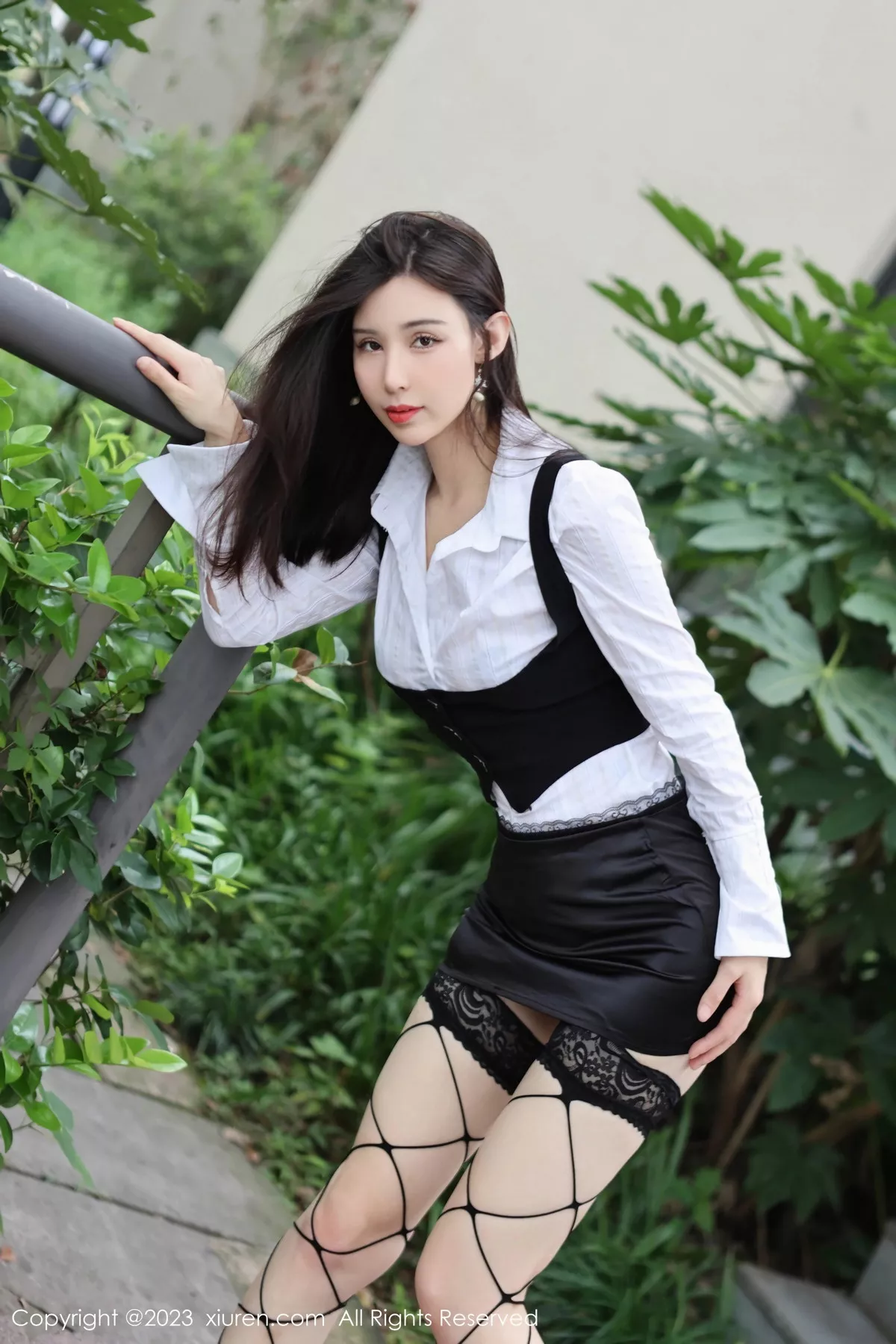 [[XiuRen秀人网]秀人网]No.7525_模特曼柔户外性感白T配黑色短裙半脱秀豪乳遮点惹火诱惑写真78P