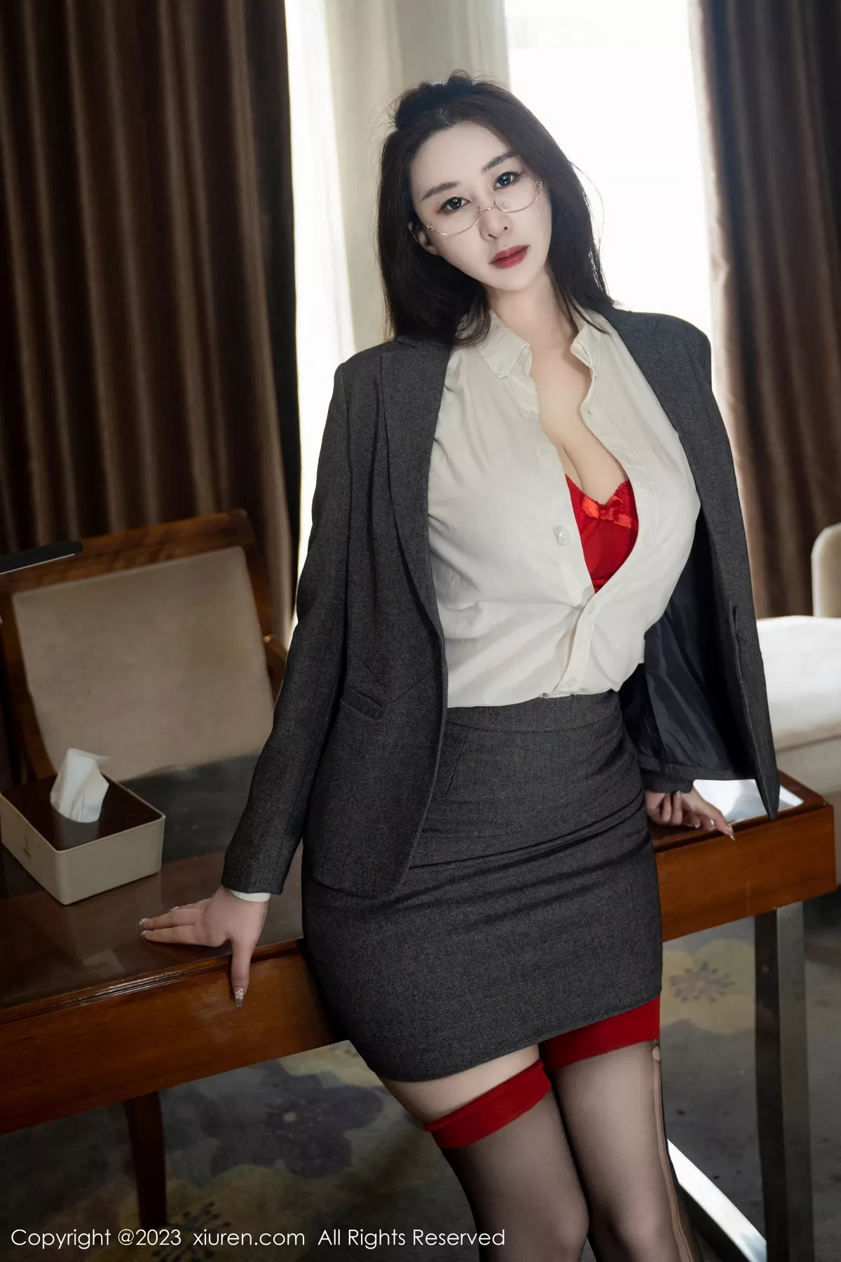 [[XiuRen秀人网]秀人网]No.7524_模特王俪丁呀办公室场景灰色制服露性感红色内衣惹火诱惑写真66P