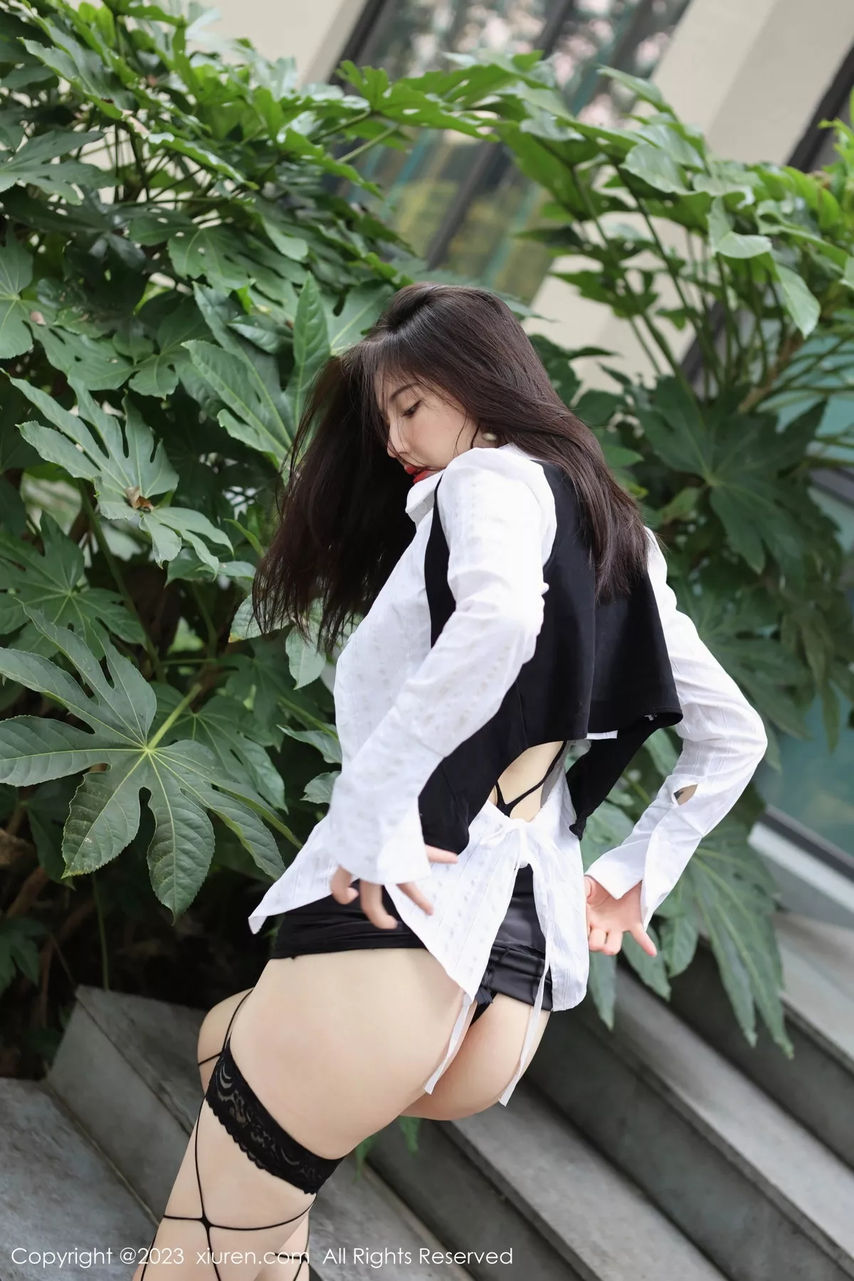 [[XiuRen秀人网]秀人网]No.7525_模特曼柔户外性感白T配黑色短裙半脱秀豪乳遮点惹火诱惑写真78P