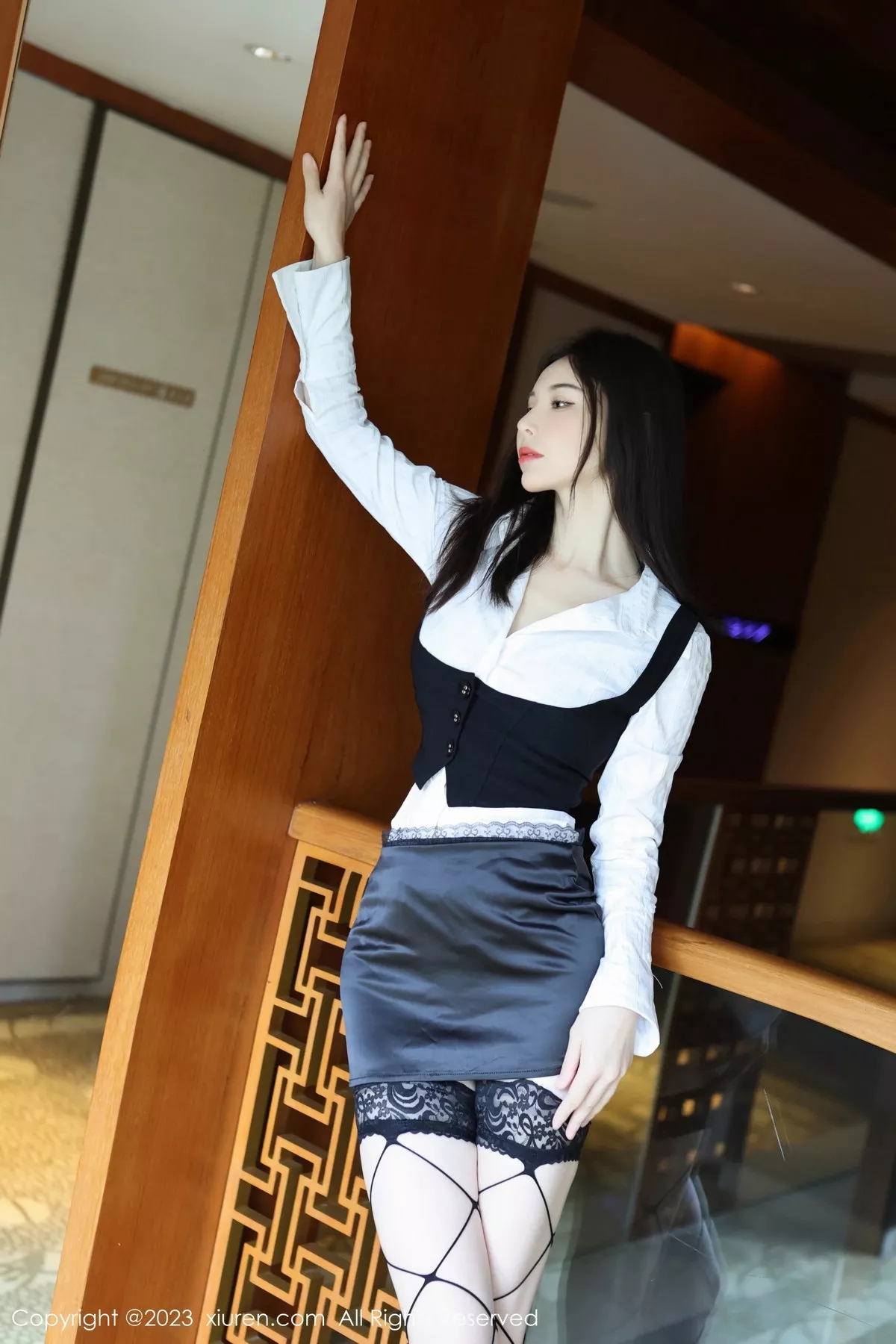 [[XiuRen秀人网]秀人网]No.7525_模特曼柔户外性感白T配黑色短裙半脱秀豪乳遮点惹火诱惑写真78P