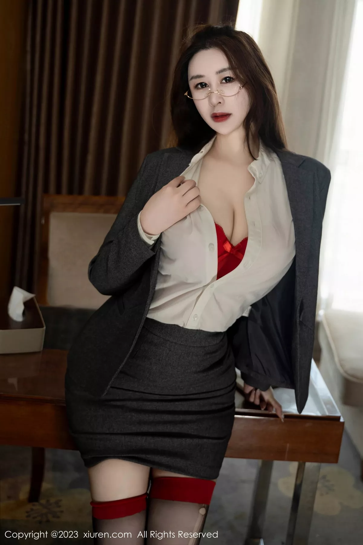 [[XiuRen秀人网]秀人网]No.7524_模特王俪丁呀办公室场景灰色制服露性感红色内衣惹火诱惑写真66P