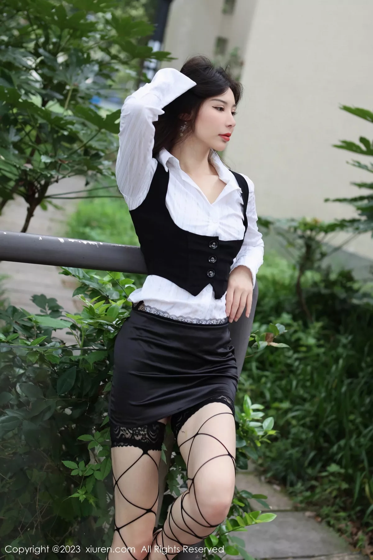 [[XiuRen秀人网]秀人网]No.7525_模特曼柔户外性感白T配黑色短裙半脱秀豪乳遮点惹火诱惑写真78P