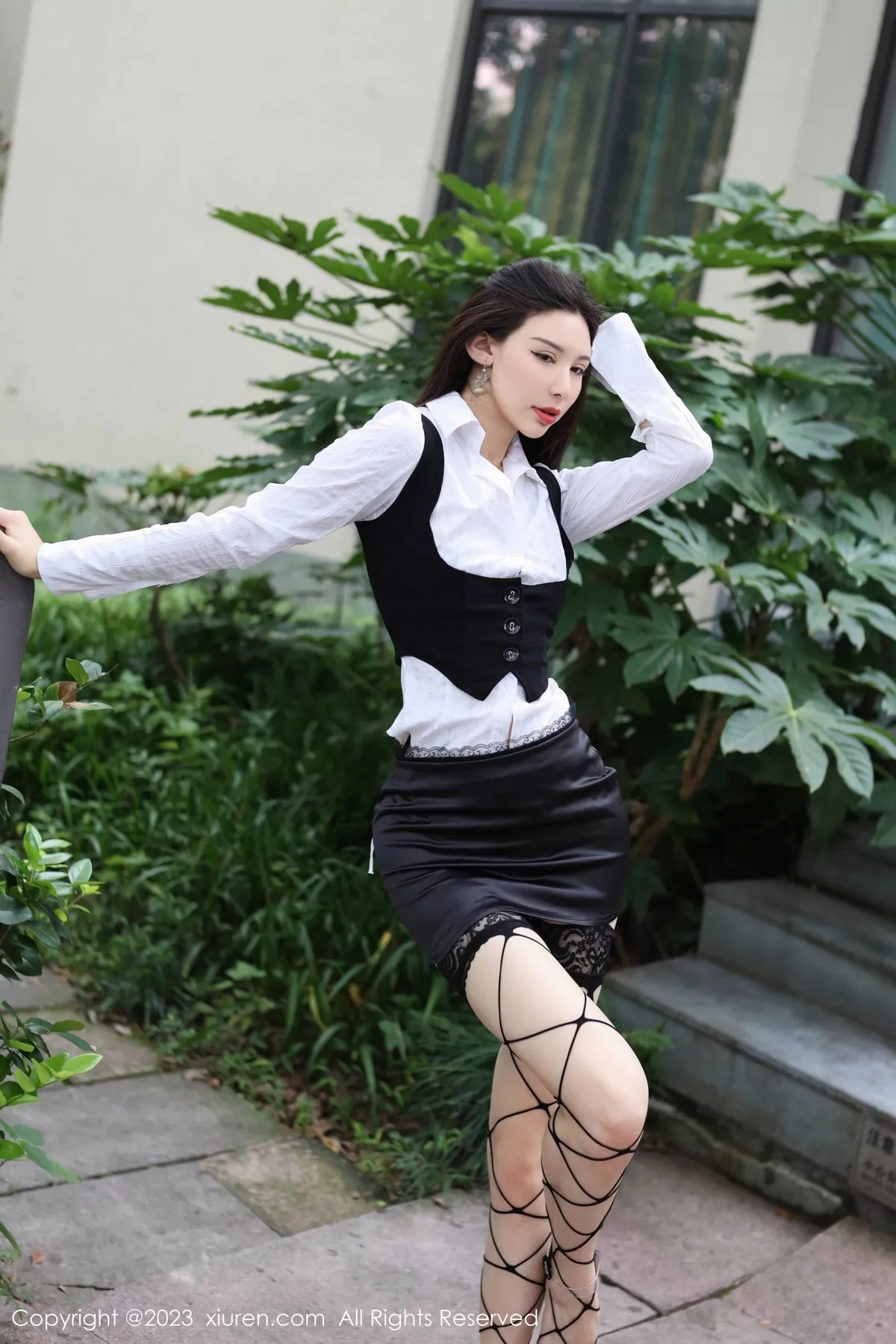 [[XiuRen秀人网]秀人网]No.7525_模特曼柔户外性感白T配黑色短裙半脱秀豪乳遮点惹火诱惑写真78P