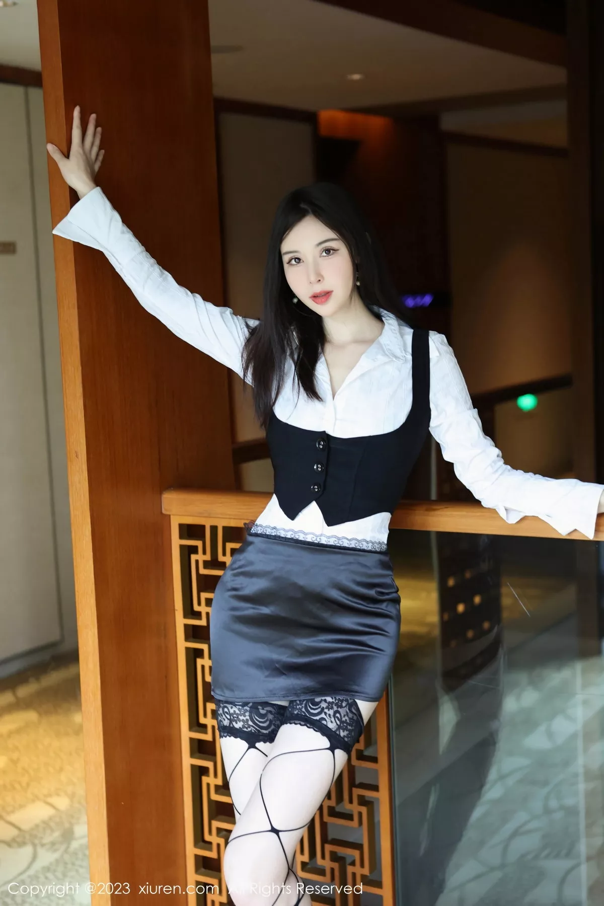 [[XiuRen秀人网]秀人网]No.7525_模特曼柔户外性感白T配黑色短裙半脱秀豪乳遮点惹火诱惑写真78P