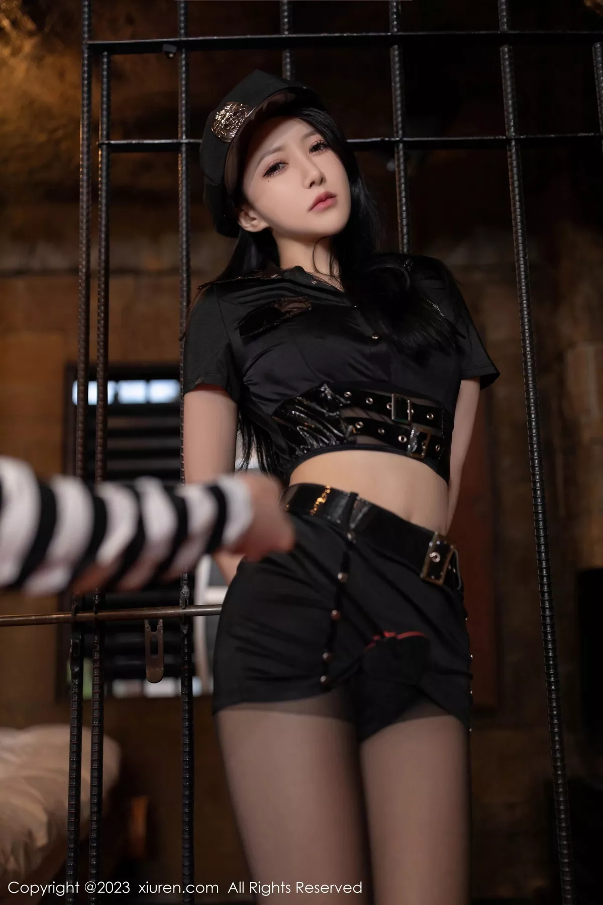 [[XiuRen秀人网]秀人网]No.7576_模特鱼子酱Fish性感黑色服饰配超薄破烂黑丝秀曼妙身姿诱惑写真84P