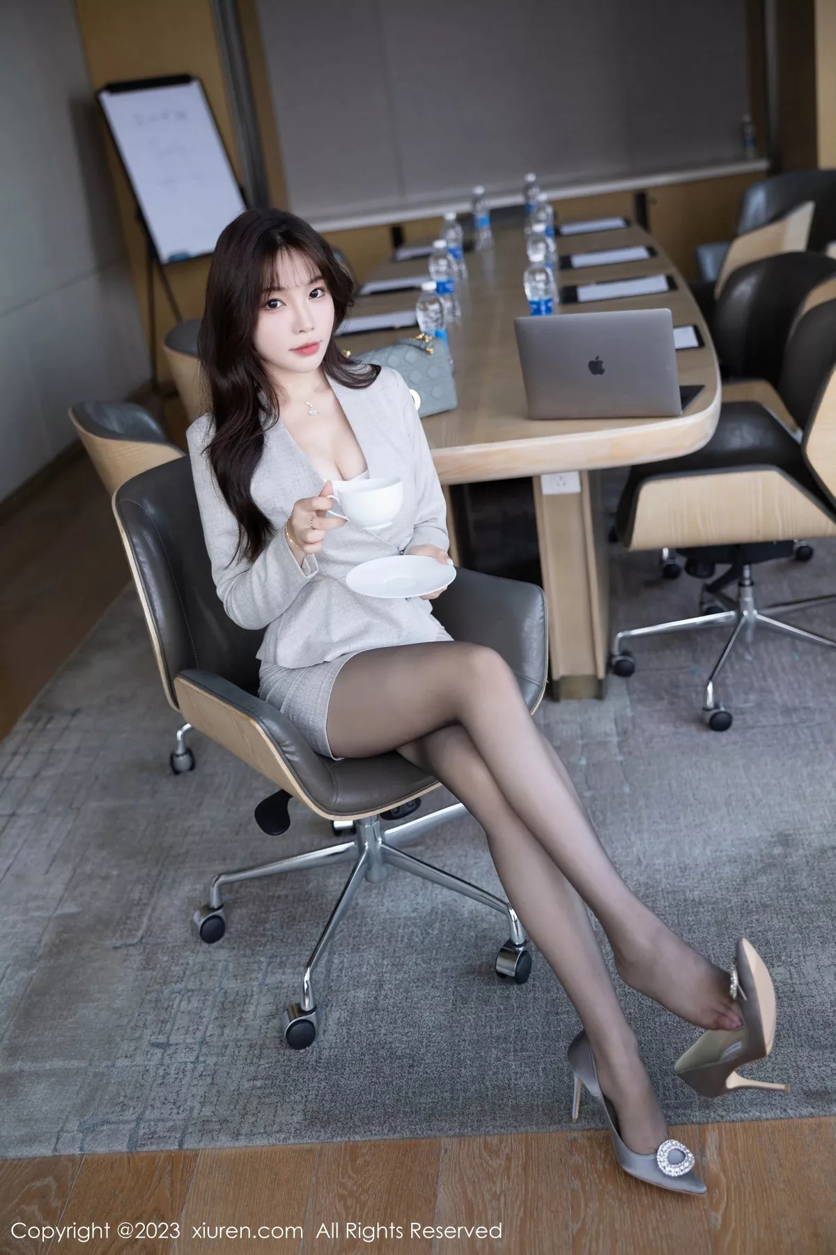 [[XiuRen秀人网]秀人网]No.7577_女神徐莉芝Booty性感职员Ol短裙露超薄黑丝秀曼妙身姿诱惑写真102P