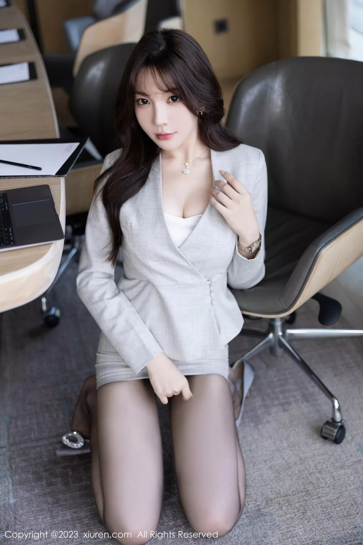 [[XiuRen秀人网]秀人网]No.7577_女神徐莉芝Booty性感职员Ol短裙露超薄黑丝秀曼妙身姿诱惑写真102P