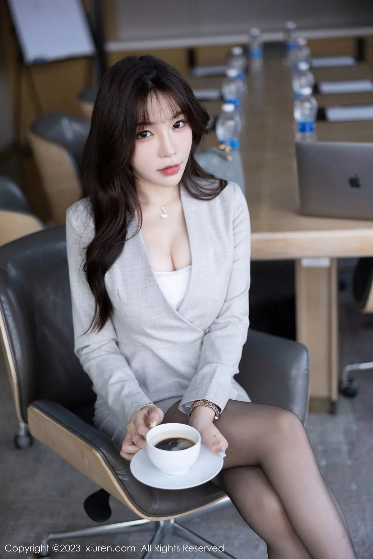 [[XiuRen秀人网]秀人网]No.7577_女神徐莉芝Booty性感职员Ol短裙露超薄黑丝秀曼妙身姿诱惑写真102P