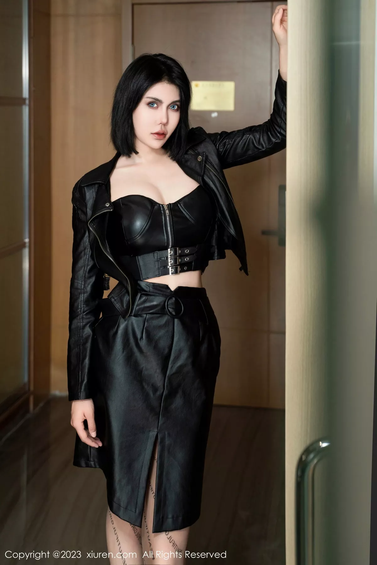 [[XiuRen秀人网]秀人网]No.7581_模特金纯一性感黑色皮质短裙套装配超薄肉丝秀完美身材诱惑写真62P
