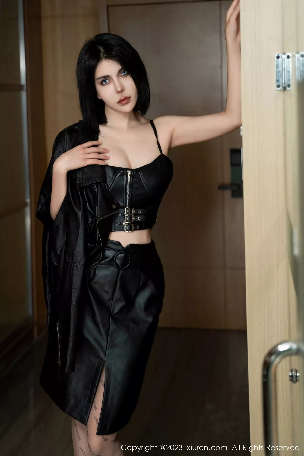 [[XiuRen秀人网]秀人网]No.7581_模特金纯一性感黑色皮质短裙套装配超薄肉丝秀完美身材诱惑写真62P