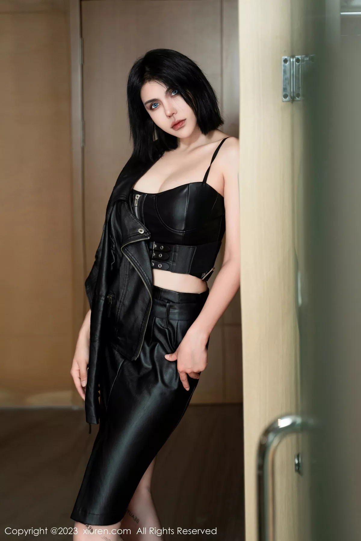 [[XiuRen秀人网]秀人网]No.7581_模特金纯一性感黑色皮质短裙套装配超薄肉丝秀完美身材诱惑写真62P