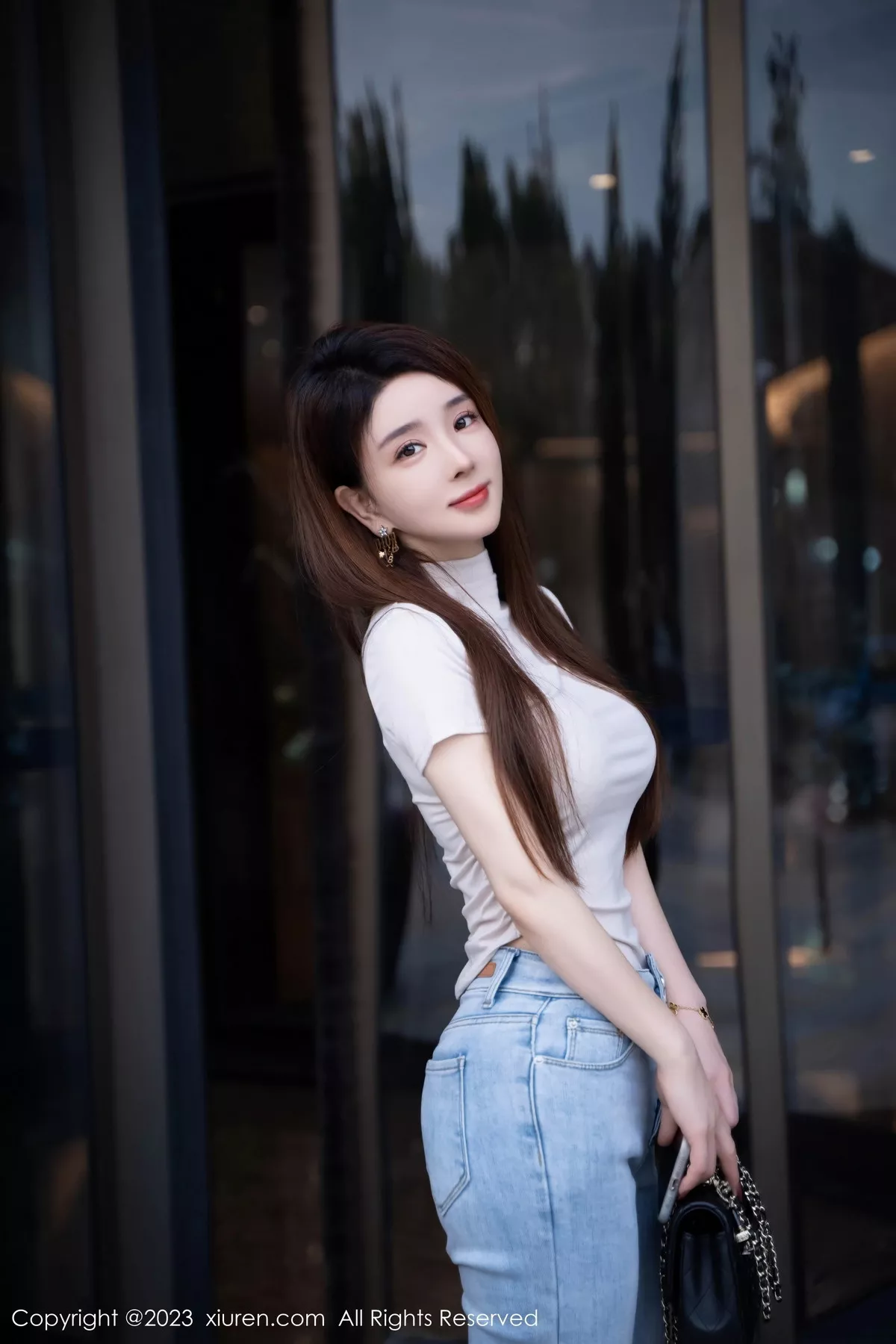 [[XiuRen秀人网]秀人网]No.7586_新人模特雨儿baby性感浅色衣配牛仔裤半脱秀丰腴身材诱惑写真71P