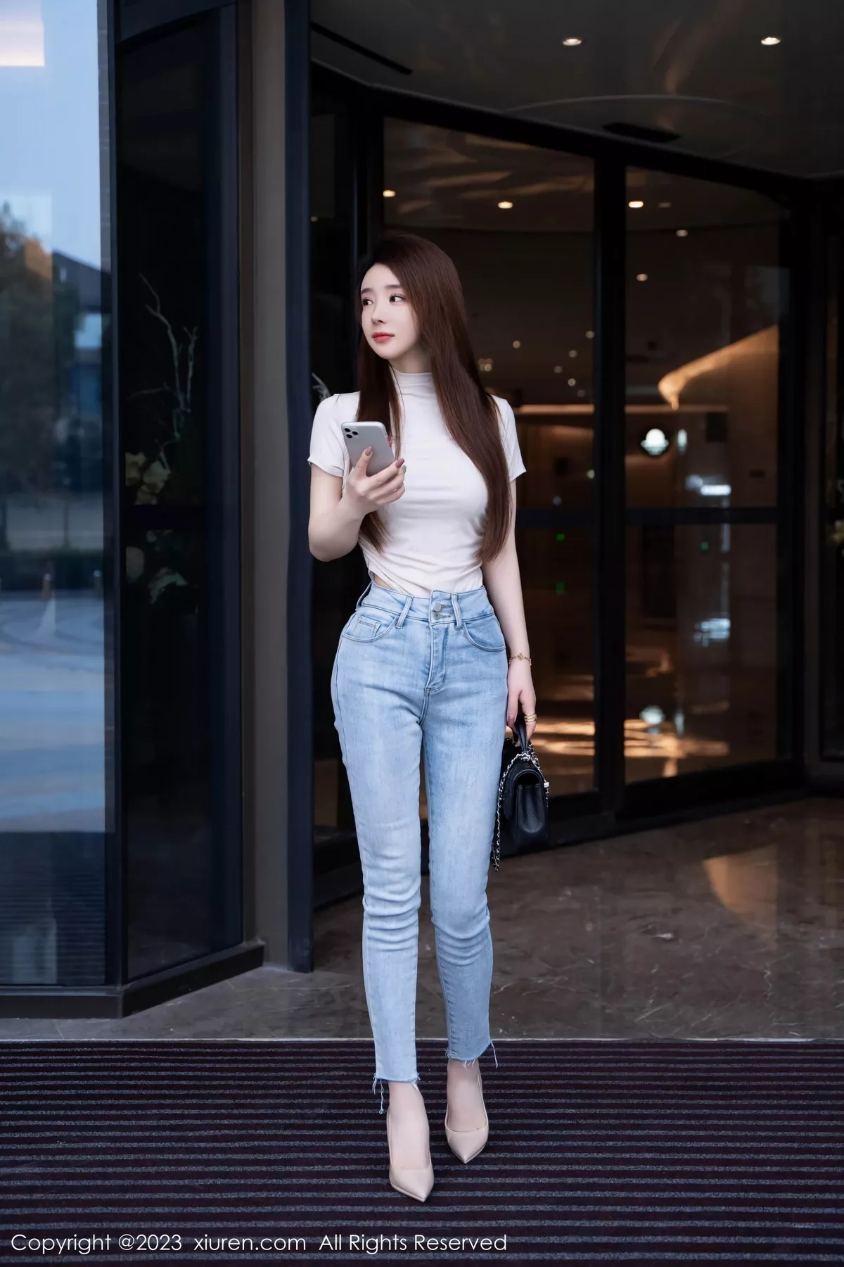 [[XiuRen秀人网]秀人网]No.7586_新人模特雨儿baby性感浅色衣配牛仔裤半脱秀丰腴身材诱惑写真71P