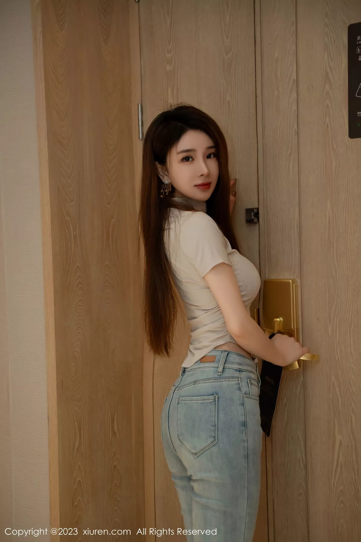 [[XiuRen秀人网]秀人网]No.7586_新人模特雨儿baby性感浅色衣配牛仔裤半脱秀丰腴身材诱惑写真71P