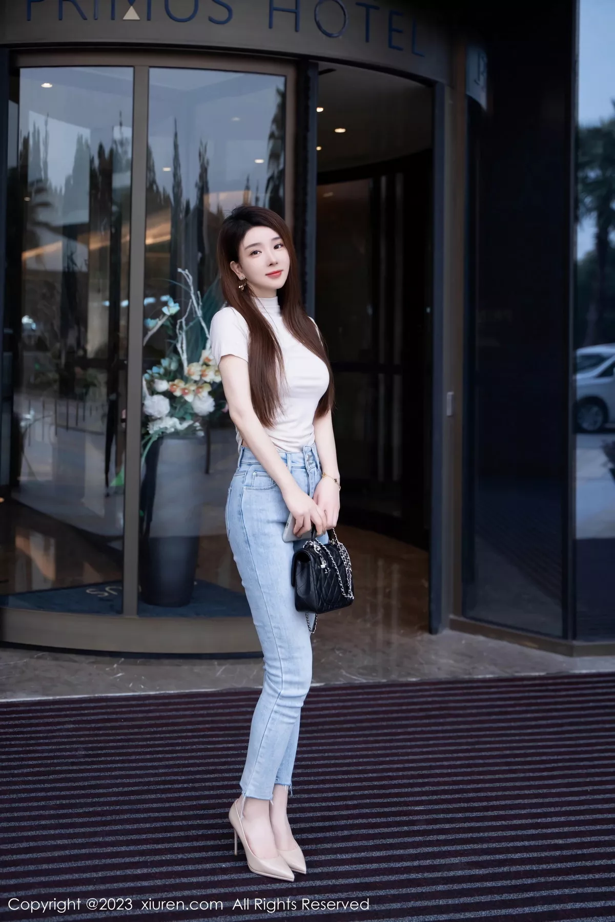 [[XiuRen秀人网]秀人网]No.7586_新人模特雨儿baby性感浅色衣配牛仔裤半脱秀丰腴身材诱惑写真71P