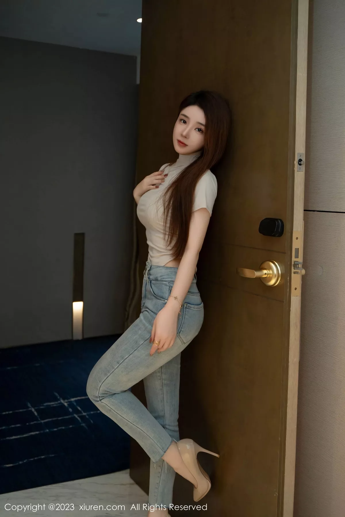 [[XiuRen秀人网]秀人网]No.7586_新人模特雨儿baby性感浅色衣配牛仔裤半脱秀丰腴身材诱惑写真71P