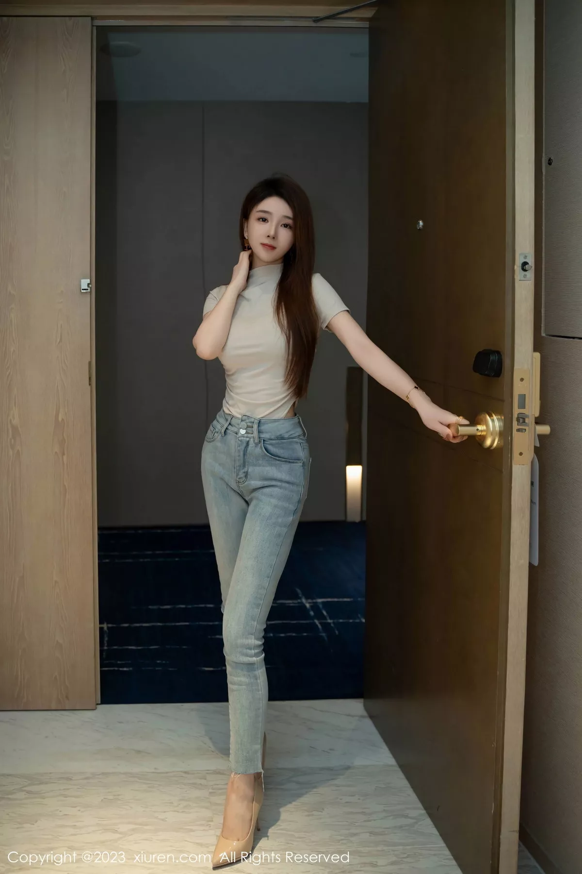 [[XiuRen秀人网]秀人网]No.7586_新人模特雨儿baby性感浅色衣配牛仔裤半脱秀丰腴身材诱惑写真71P