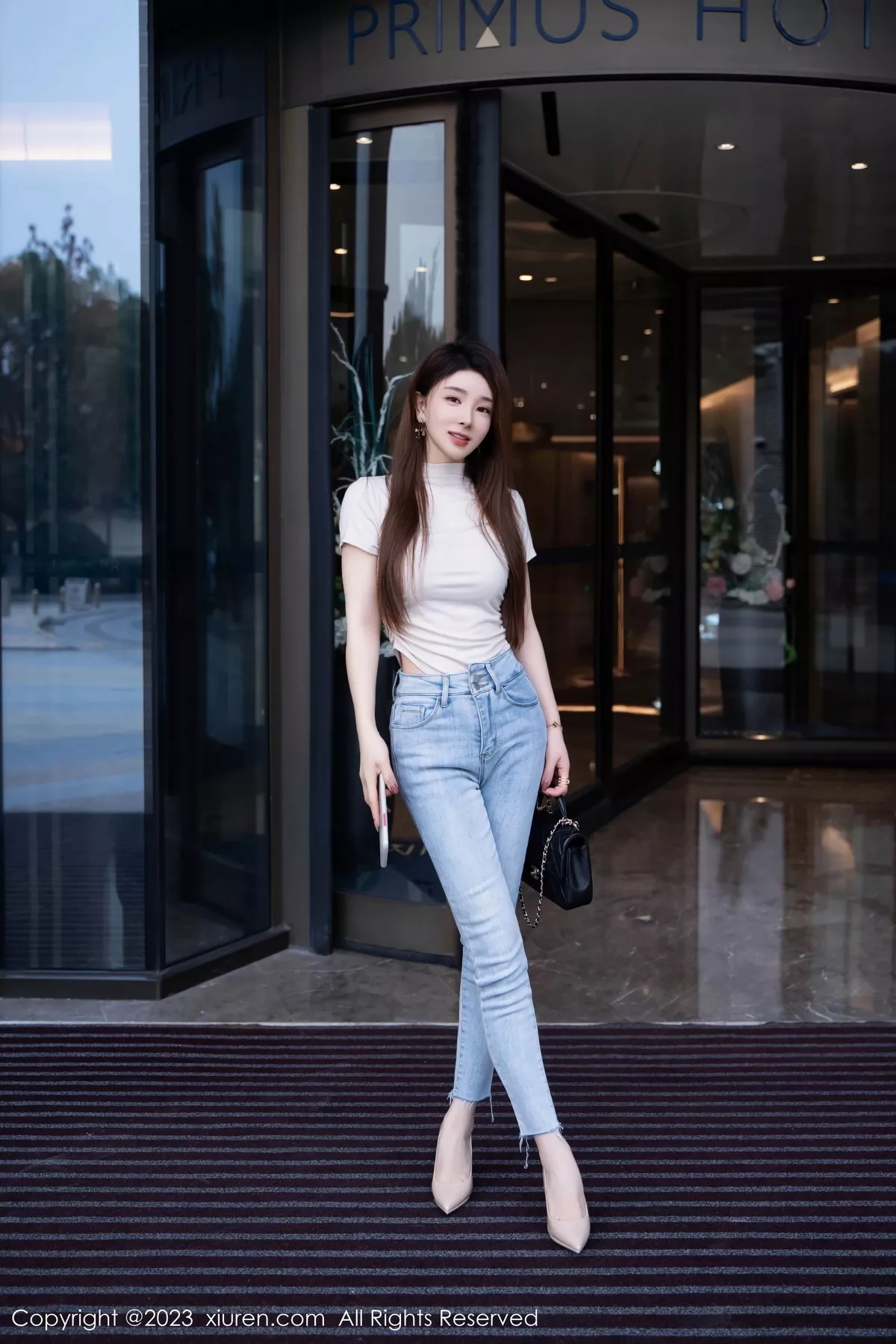 [[XiuRen秀人网]秀人网]No.7586_新人模特雨儿baby性感浅色衣配牛仔裤半脱秀丰腴身材诱惑写真71P