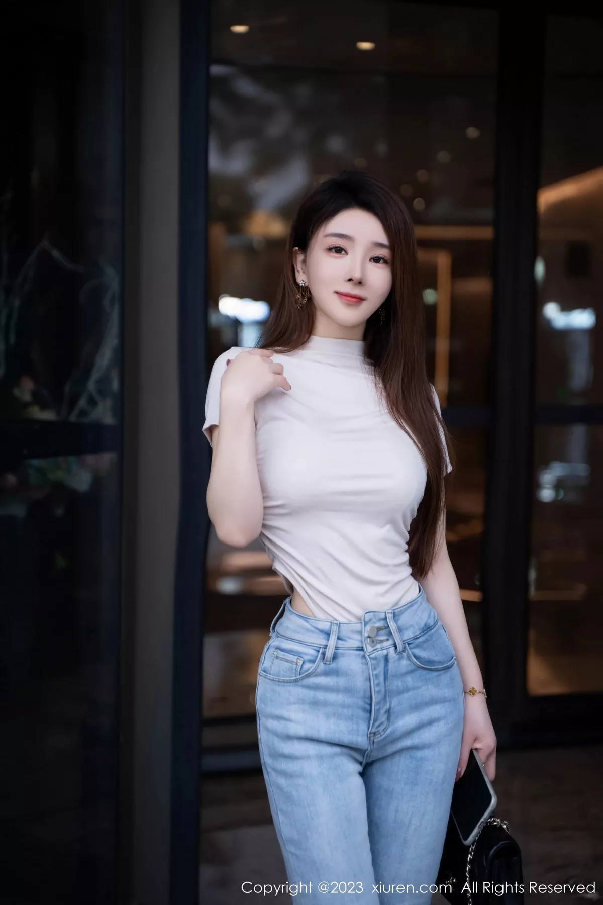 [[XiuRen秀人网]秀人网]No.7586_新人模特雨儿baby性感浅色衣配牛仔裤半脱秀丰腴身材诱惑写真71P