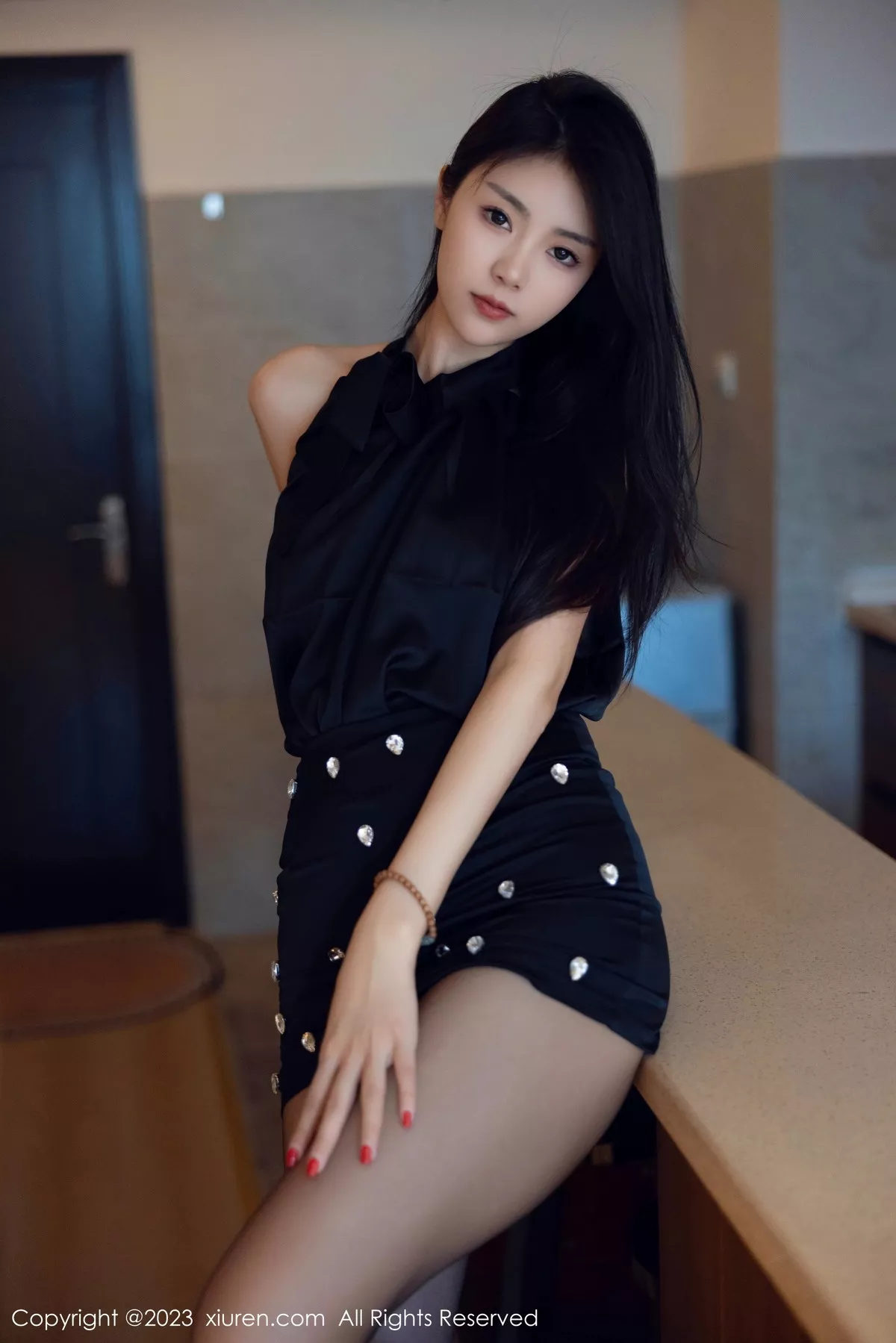 [[XiuRen秀人网]秀人网]No.7535_模特可乐Vicky性感黑色上衣配黑短裙露超薄黑丝秀美腿诱惑写真82P