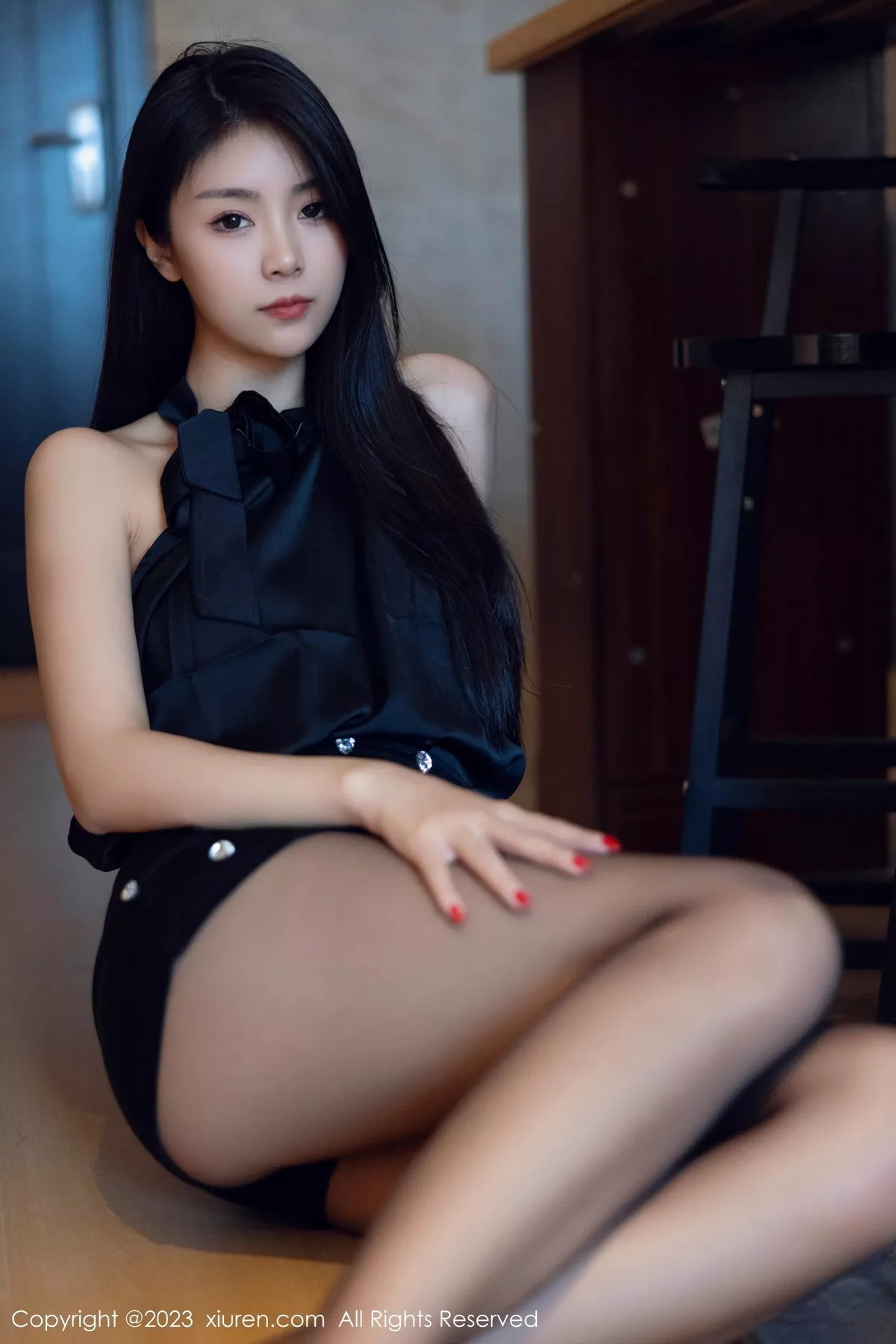 [[XiuRen秀人网]秀人网]No.7535_模特可乐Vicky性感黑色上衣配黑短裙露超薄黑丝秀美腿诱惑写真82P