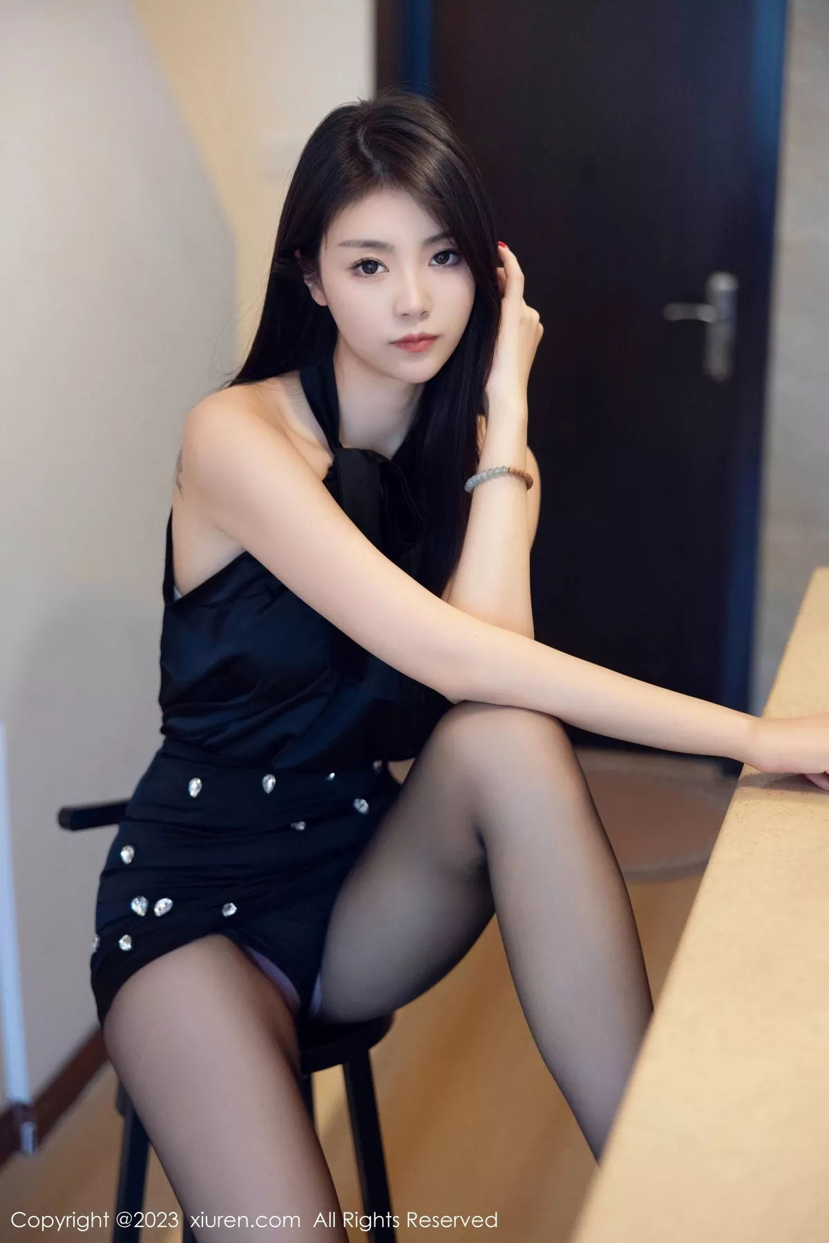 [[XiuRen秀人网]秀人网]No.7535_模特可乐Vicky性感黑色上衣配黑短裙露超薄黑丝秀美腿诱惑写真82P