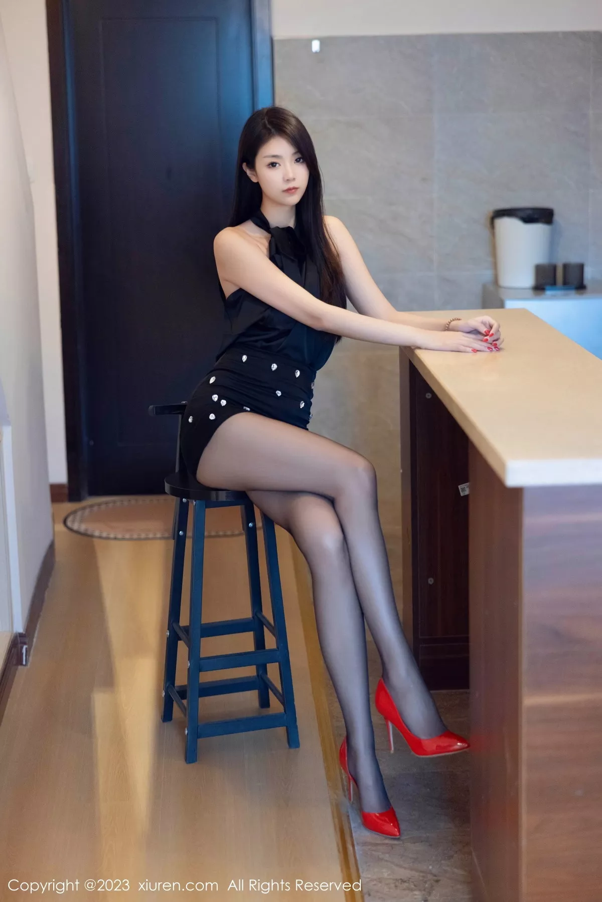 [[XiuRen秀人网]秀人网]No.7535_模特可乐Vicky性感黑色上衣配黑短裙露超薄黑丝秀美腿诱惑写真82P