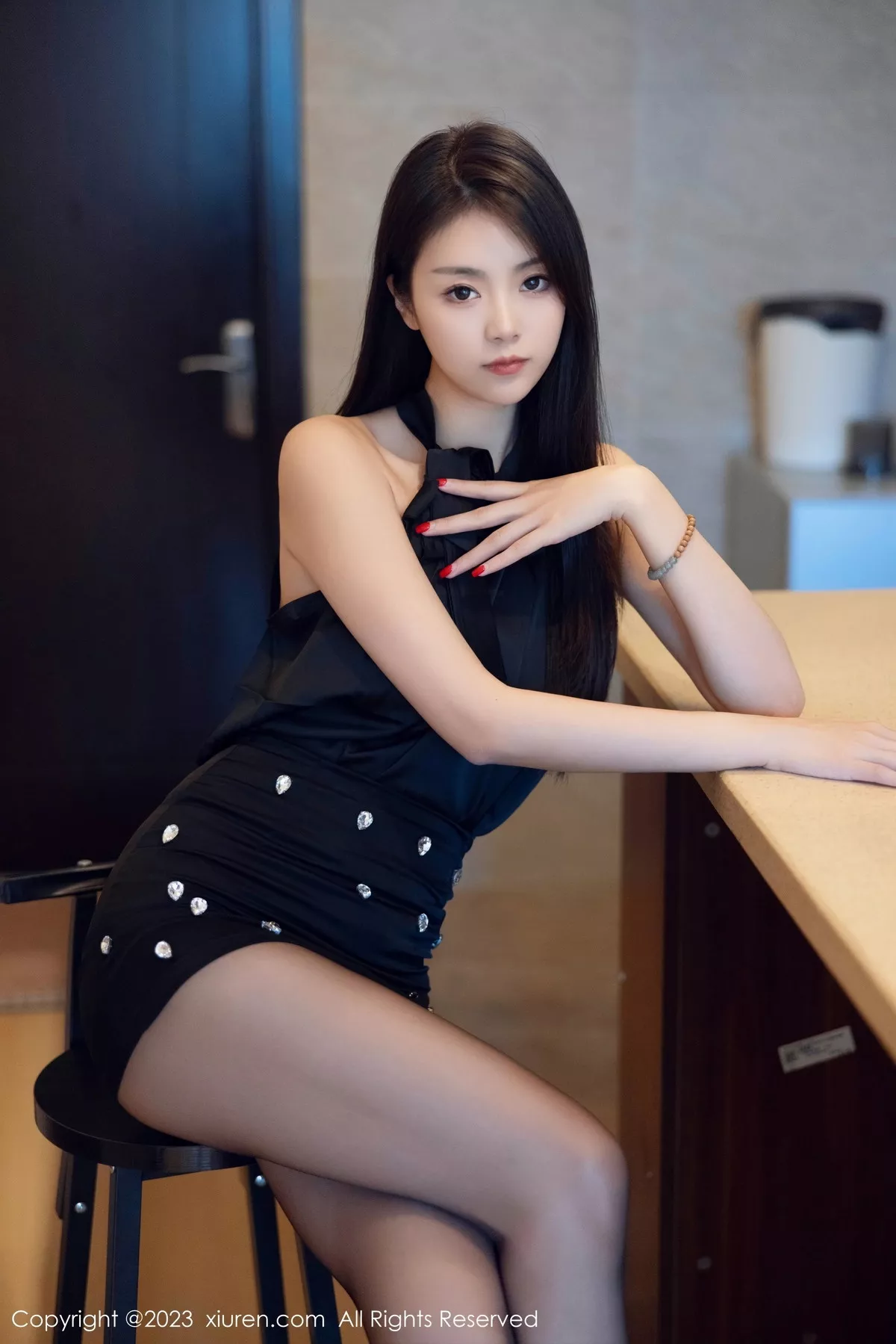 [[XiuRen秀人网]秀人网]No.7535_模特可乐Vicky性感黑色上衣配黑短裙露超薄黑丝秀美腿诱惑写真82P