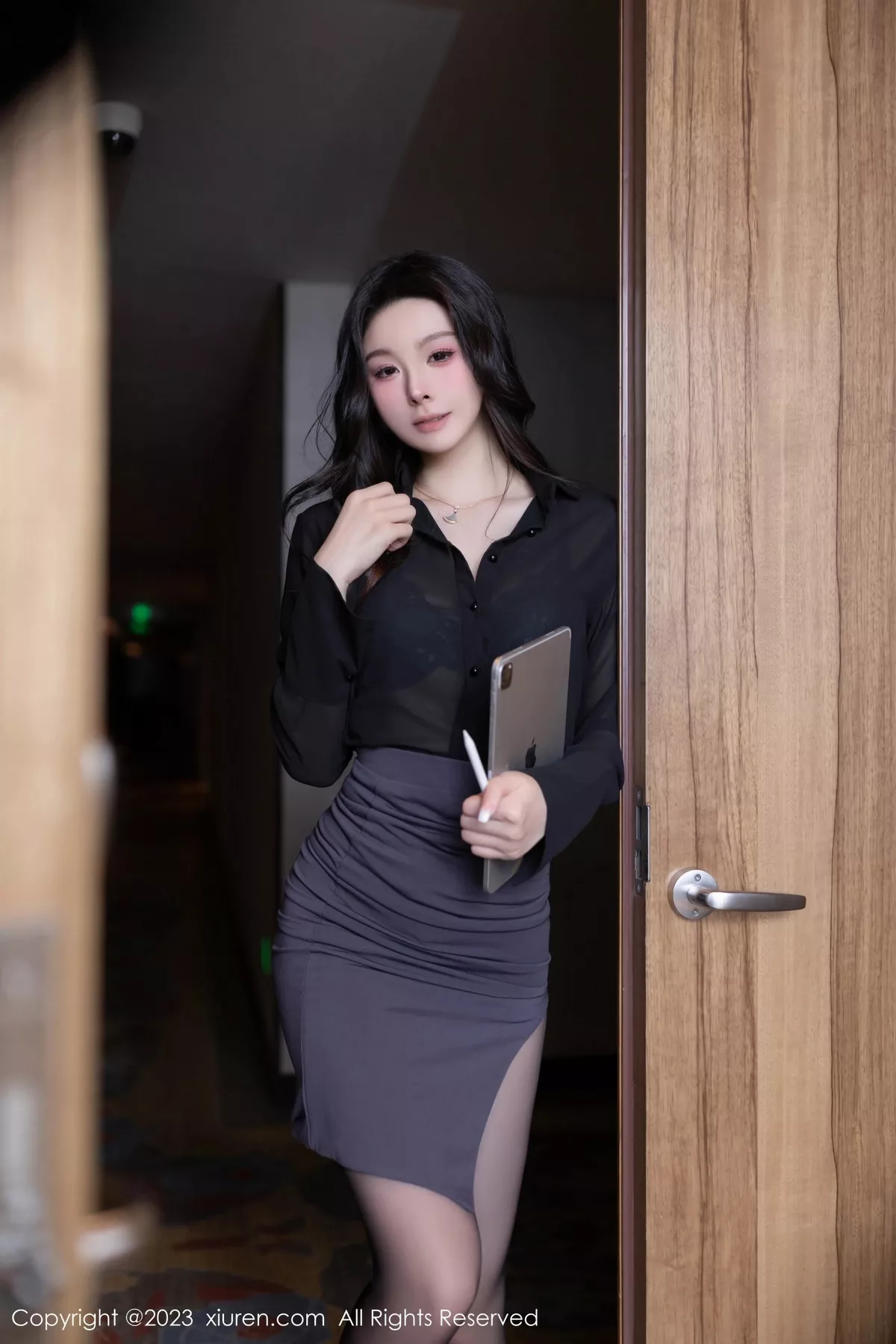 [[XiuRen秀人网]秀人网]No.7542_模特小逗逗性感黑色OL装露蓝灰色蕾丝内衣配超薄黑丝诱惑写真78P