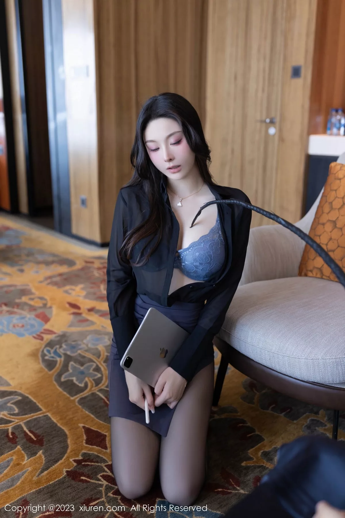 [[XiuRen秀人网]秀人网]No.7542_模特小逗逗性感黑色OL装露蓝灰色蕾丝内衣配超薄黑丝诱惑写真78P