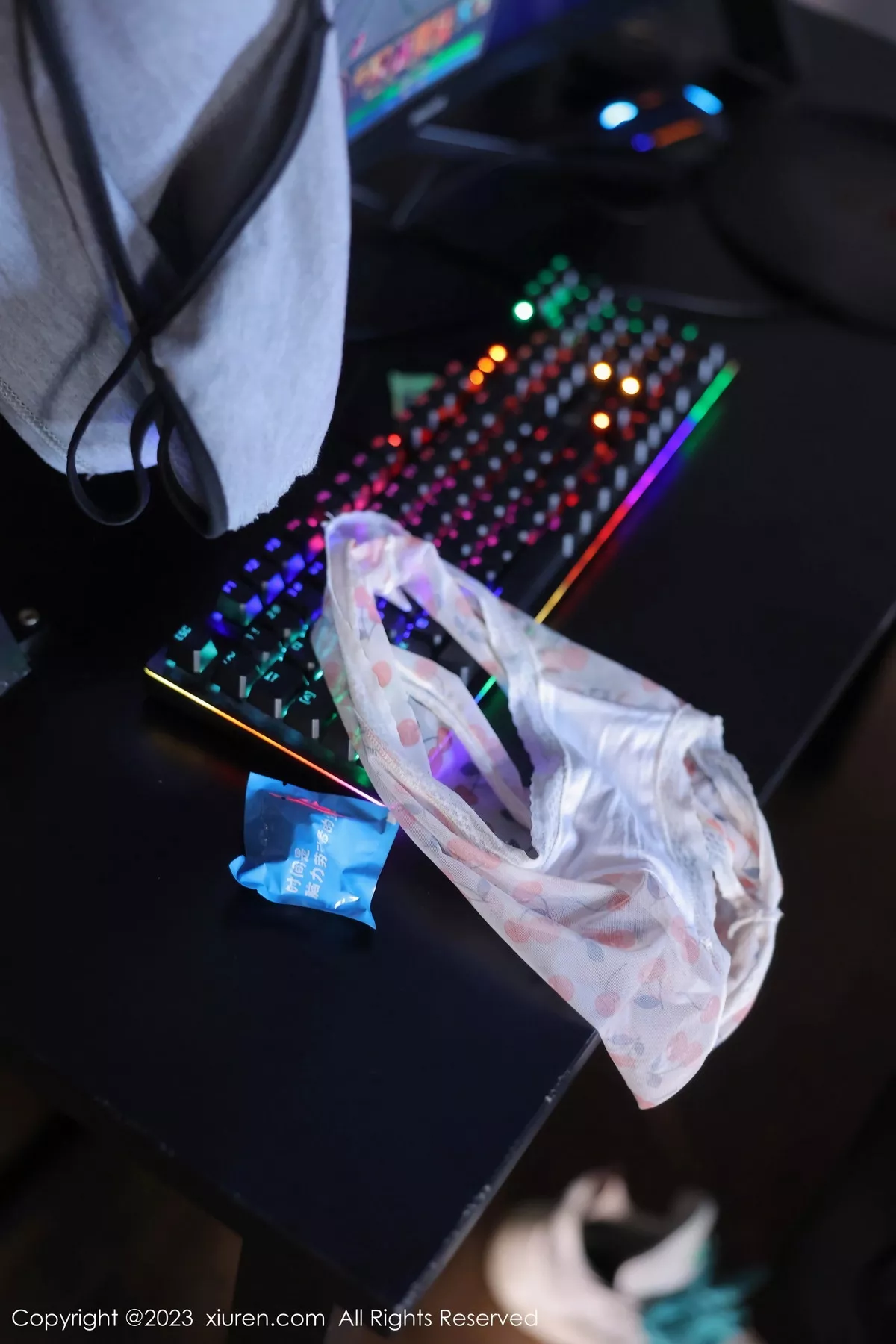 [[XiuRen秀人网]秀人网]No.7540_模特白笑笑性感蓝色衣露灰色内衣配牛仔裤秀曼妙身姿诱惑写真80P