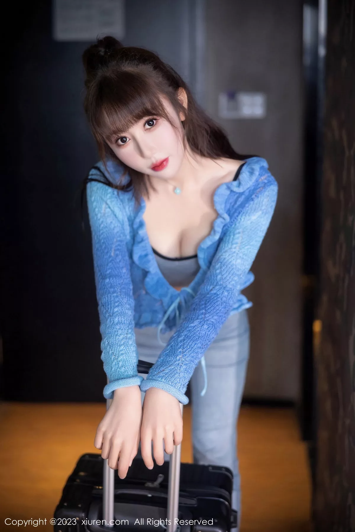 [[XiuRen秀人网]秀人网]No.7540_模特白笑笑性感蓝色衣露灰色内衣配牛仔裤秀曼妙身姿诱惑写真80P