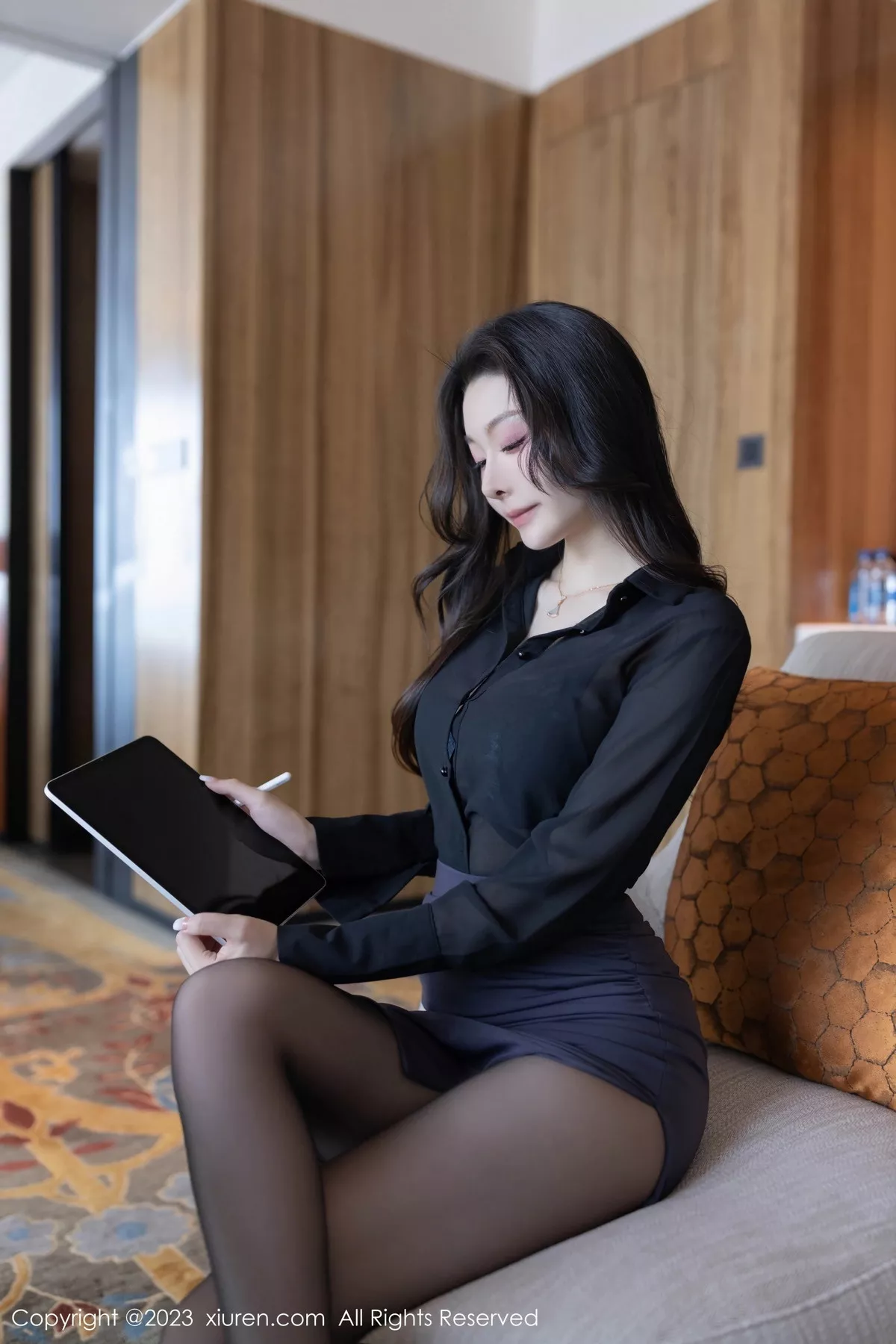 [[XiuRen秀人网]秀人网]No.7542_模特小逗逗性感黑色OL装露蓝灰色蕾丝内衣配超薄黑丝诱惑写真78P