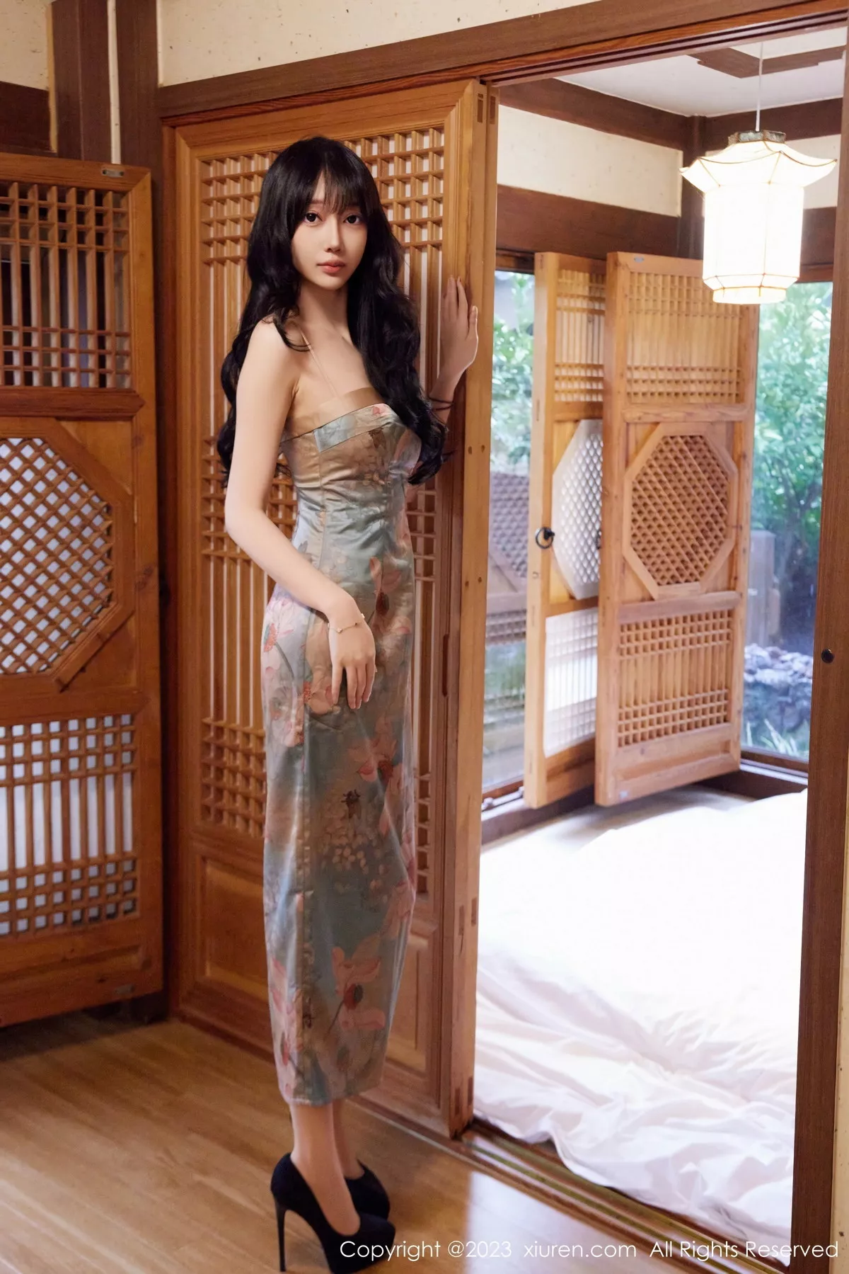 [[XiuRen秀人网]秀人网]No.7539_模特玥儿玥er性感暖灰连衣短裙配原色丝袜秀曼妙身姿诱惑写真54P