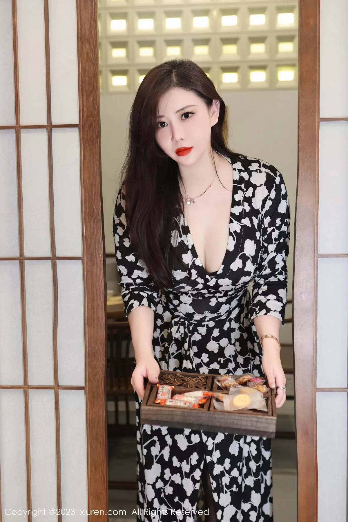 [[XiuRen秀人网]秀人网]No.7548_模特王婉悠Queen性感连衣长裙露蕾丝内衣秀惹火身材诱惑写真72P