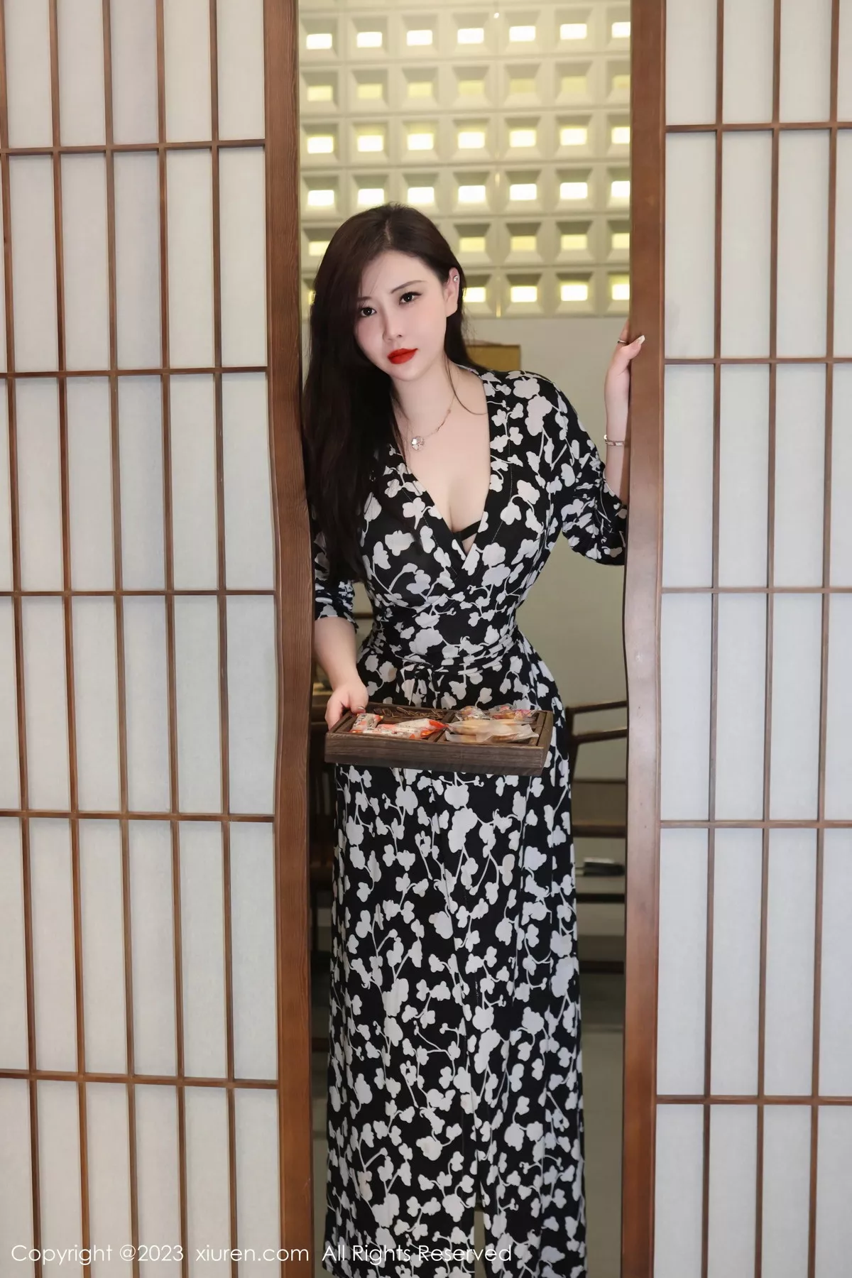 [[XiuRen秀人网]秀人网]No.7548_模特王婉悠Queen性感连衣长裙露蕾丝内衣秀惹火身材诱惑写真72P