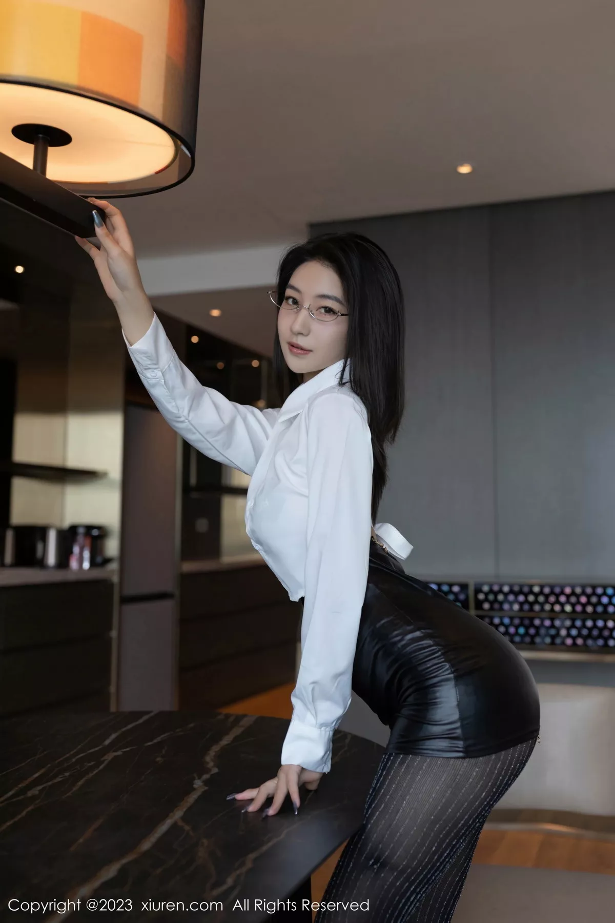 [[XiuRen秀人网]秀人网]No.7547_模特熊小诺性感白T配黑色皮短裙露超薄黑丝秀曼妙身姿诱惑写真78P