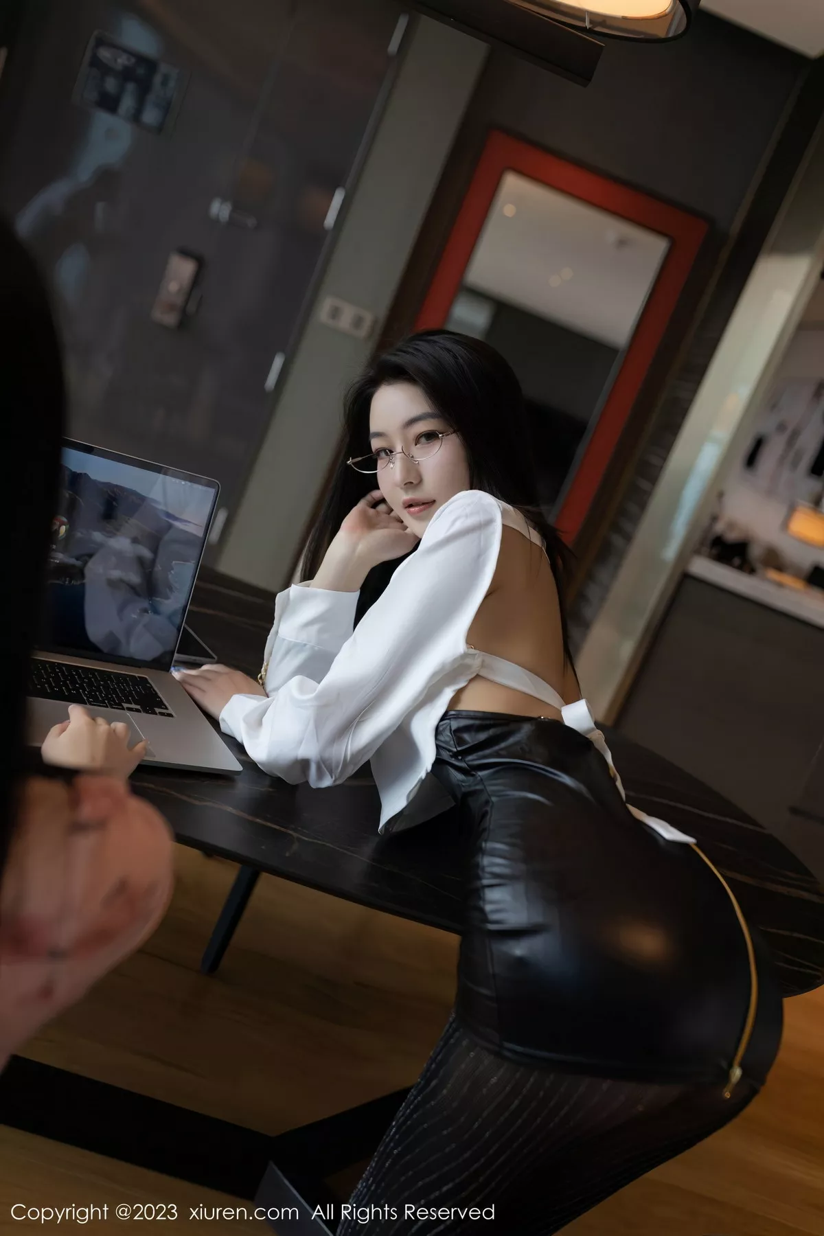 [[XiuRen秀人网]秀人网]No.7547_模特熊小诺性感白T配黑色皮短裙露超薄黑丝秀曼妙身姿诱惑写真78P