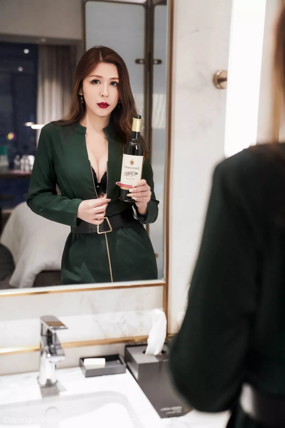 [[XiuRen秀人网]秀人网]No.7553_模特月野兔美妞性感墨绿色服饰露黑色内衣秀曼妙身姿诱惑写真64P