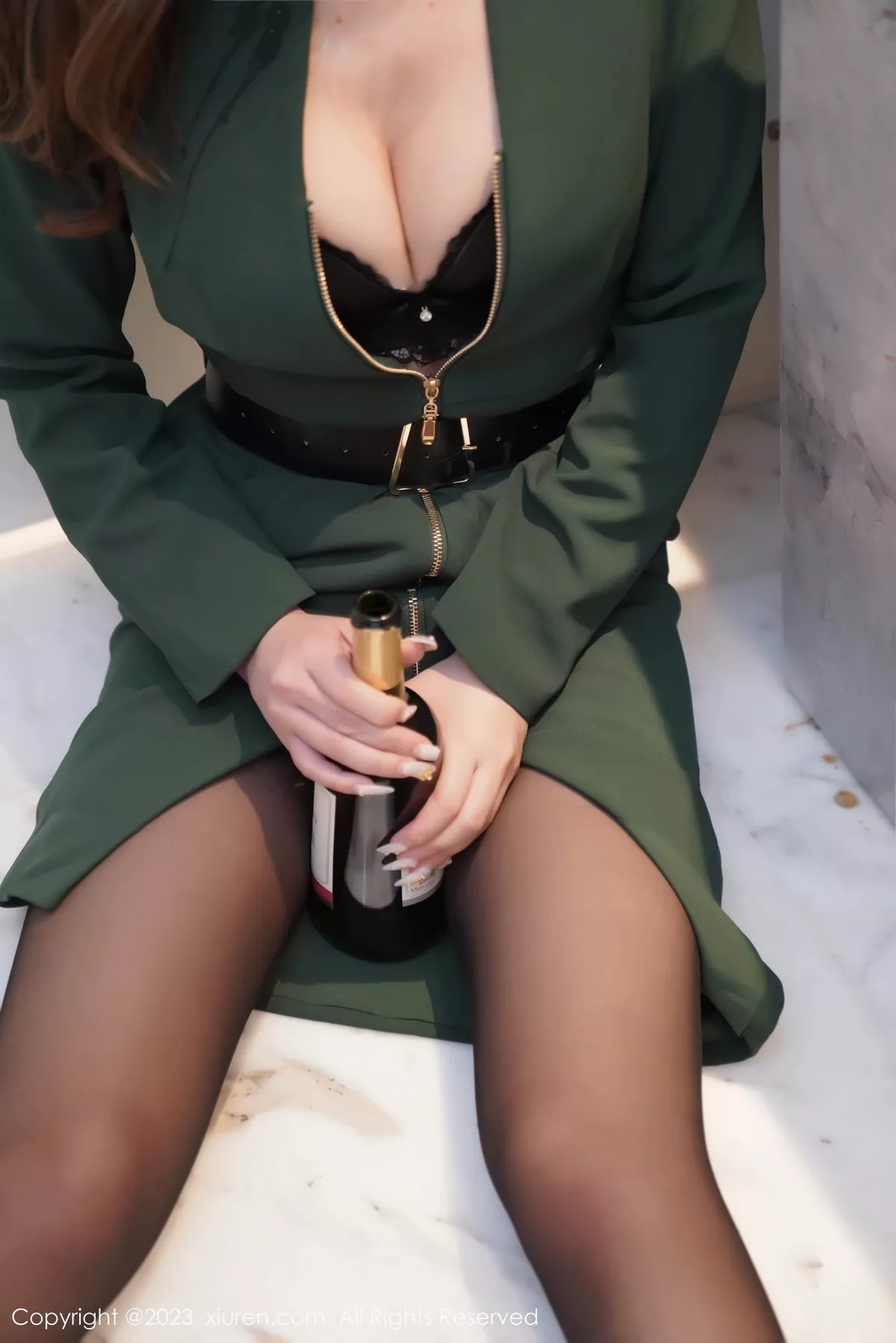 [[XiuRen秀人网]秀人网]No.7553_模特月野兔美妞性感墨绿色服饰露黑色内衣秀曼妙身姿诱惑写真64P