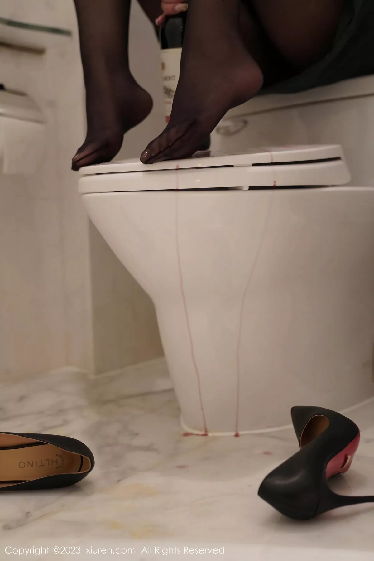 [[XiuRen秀人网]秀人网]No.7553_模特月野兔美妞性感墨绿色服饰露黑色内衣秀曼妙身姿诱惑写真64P