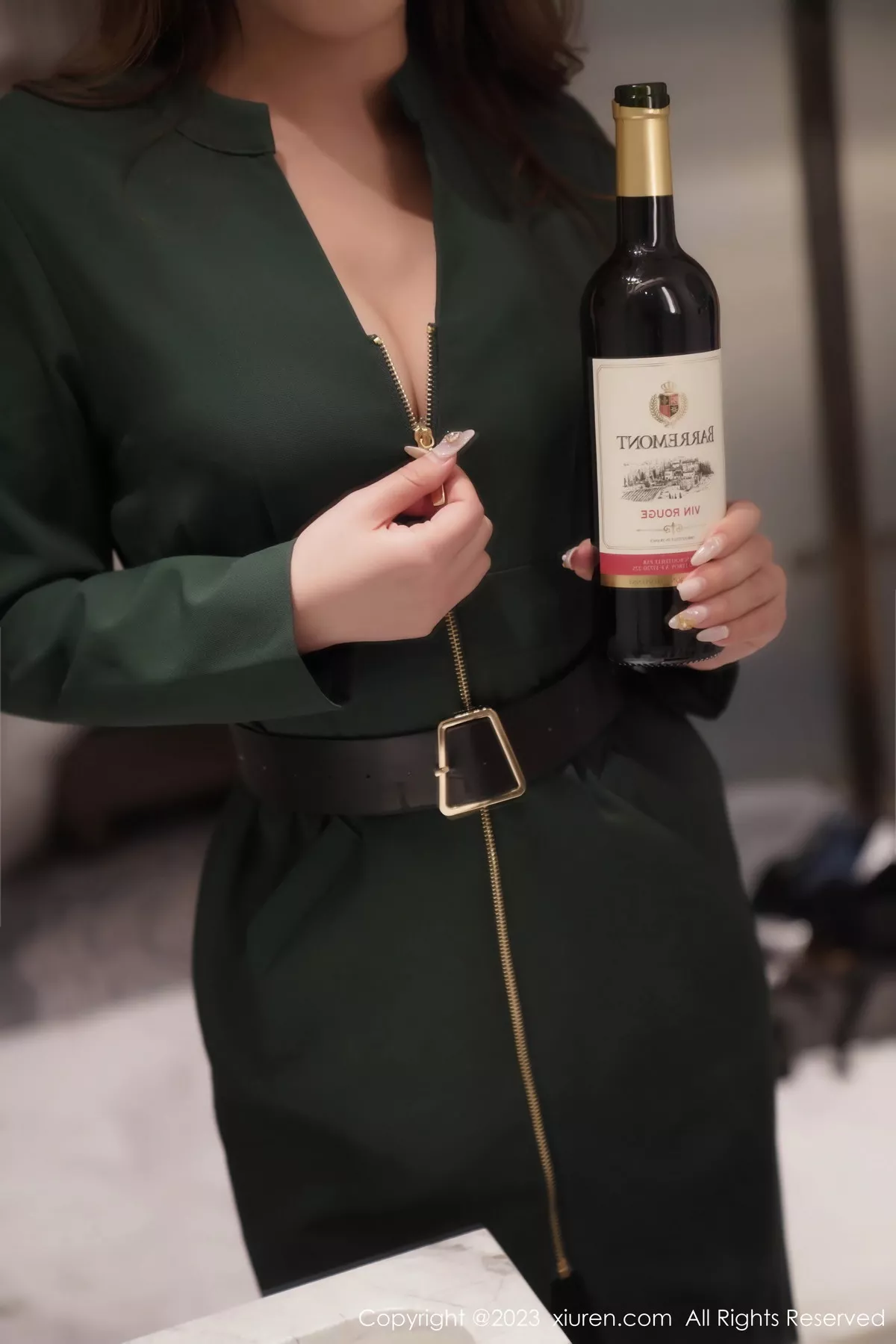 [[XiuRen秀人网]秀人网]No.7553_模特月野兔美妞性感墨绿色服饰露黑色内衣秀曼妙身姿诱惑写真64P