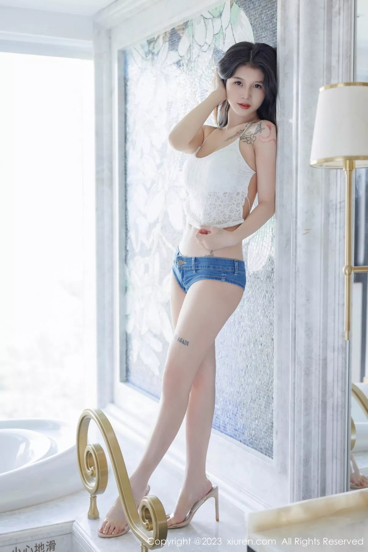 [[XiuRen秀人网]秀人网]No.7552_模特灵诗怡性感白色短款上衣配超短牛仔裤秀完美身材迷人写真39P