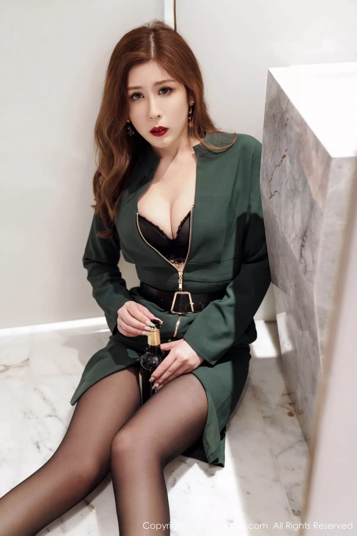 [[XiuRen秀人网]秀人网]No.7553_模特月野兔美妞性感墨绿色服饰露黑色内衣秀曼妙身姿诱惑写真64P